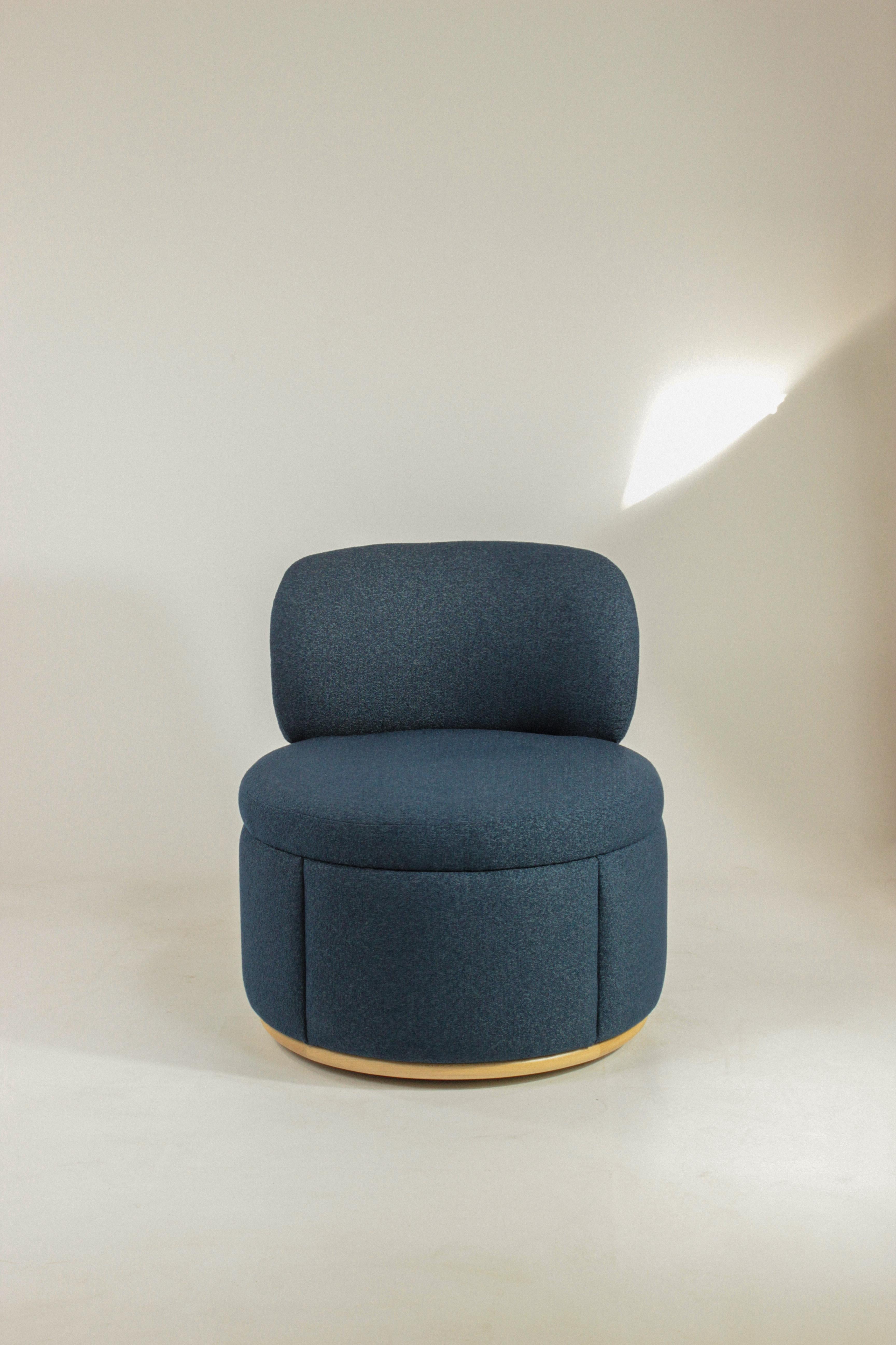 Mambo unlimited ideas : Poltrona Mimi 

struttura: tessuto o pelle

base: legno massiccio
