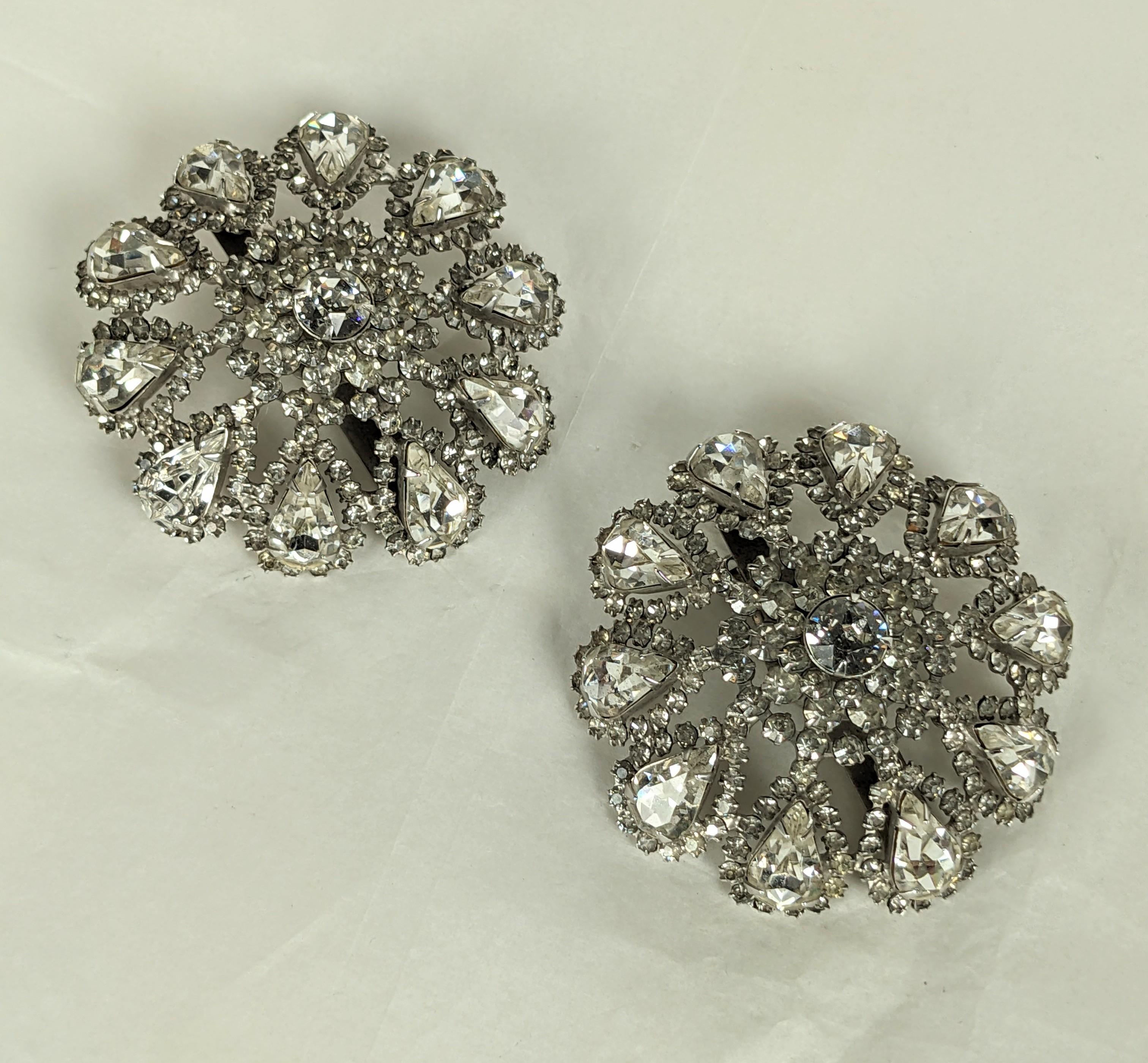 MimI de N (également connue sous le nom de Mimi de Nardo) : pinces à oreilles massives en forme de boutons de fleurs de  strass en cristal de taille variée, ronds et en forme de poire, sertis en métal rhodié. Excellente condition, raccords à clip.