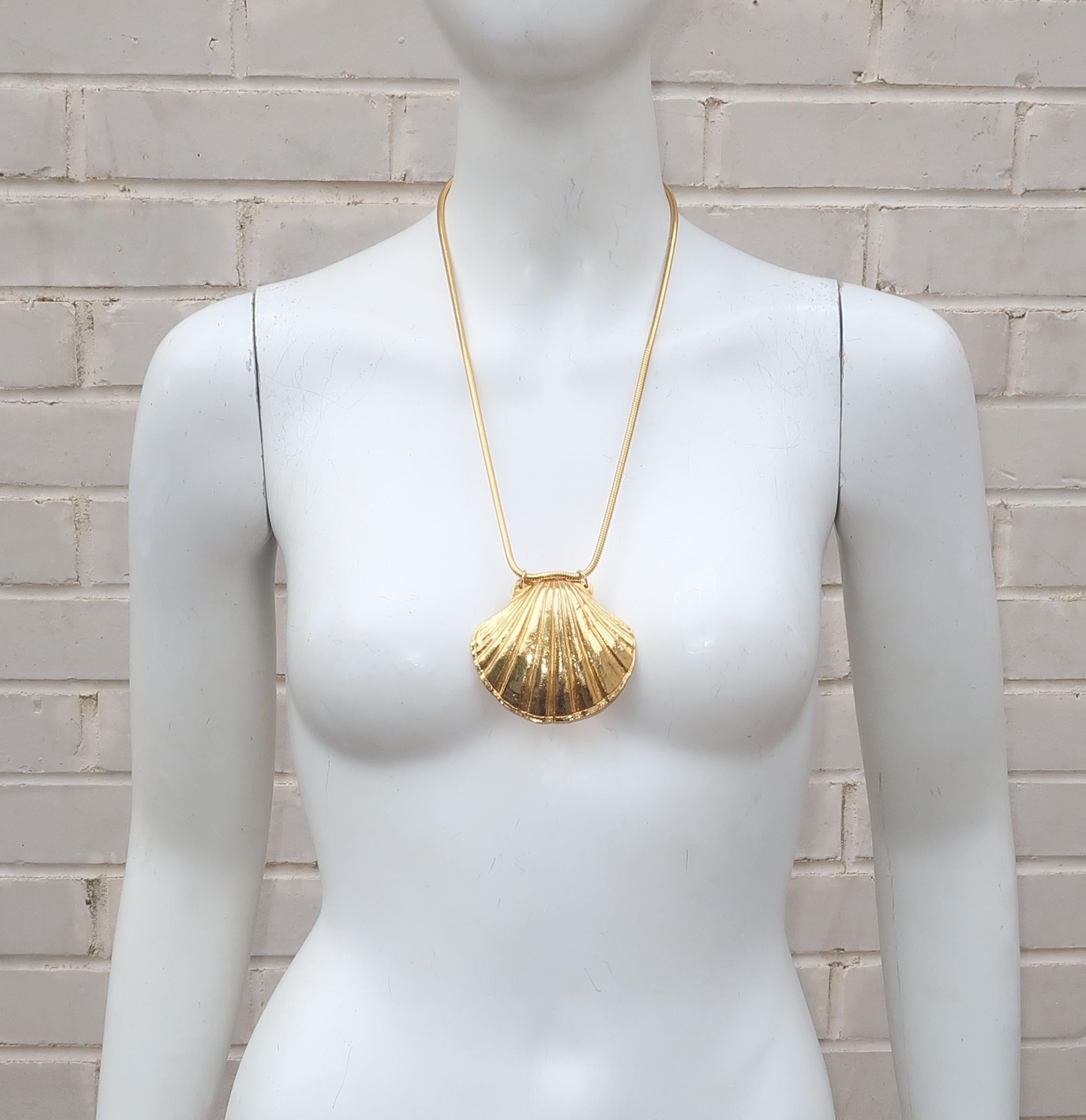 Mimi Di N Gold Tone Shell Necklace, 1972 In Good Condition In Atlanta, GA