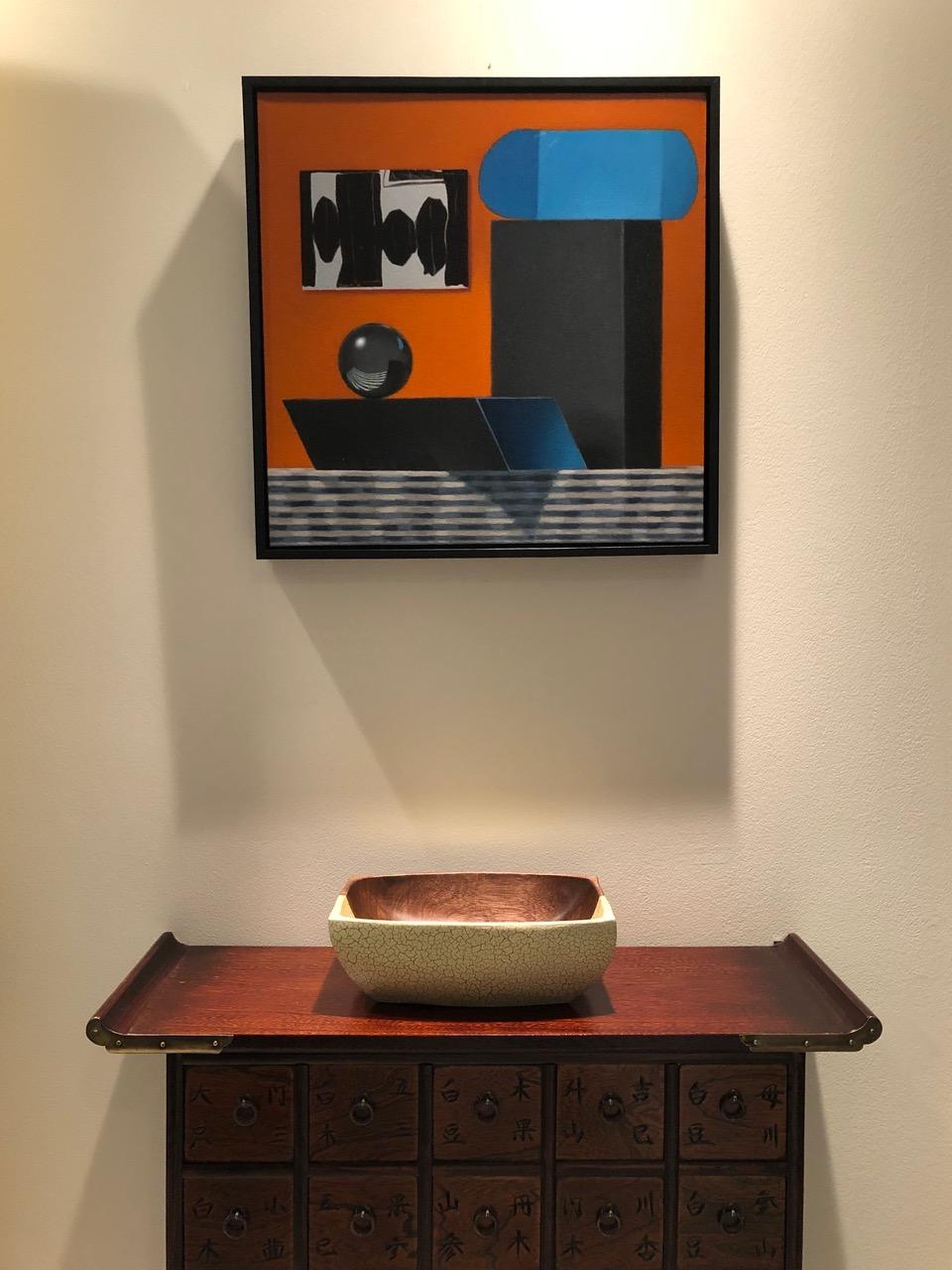 'Fuori dagli schemi con Motherwell'  dell'artista Mimi Jensen, che utilizza colori vivaci per raffigurare oggetti illuminati in modo teatrale. 