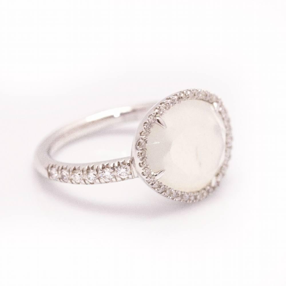 Ring from the MIMI MILANO collection in White Gold with Diamonds and Moonstone for women : Diamonds in Brilliant cut with a total weight of 0,33cts in G/Vs quality : Size 14 : 18kt White Gold : 4,98 grams : Brand new : Ref.D361615UZ