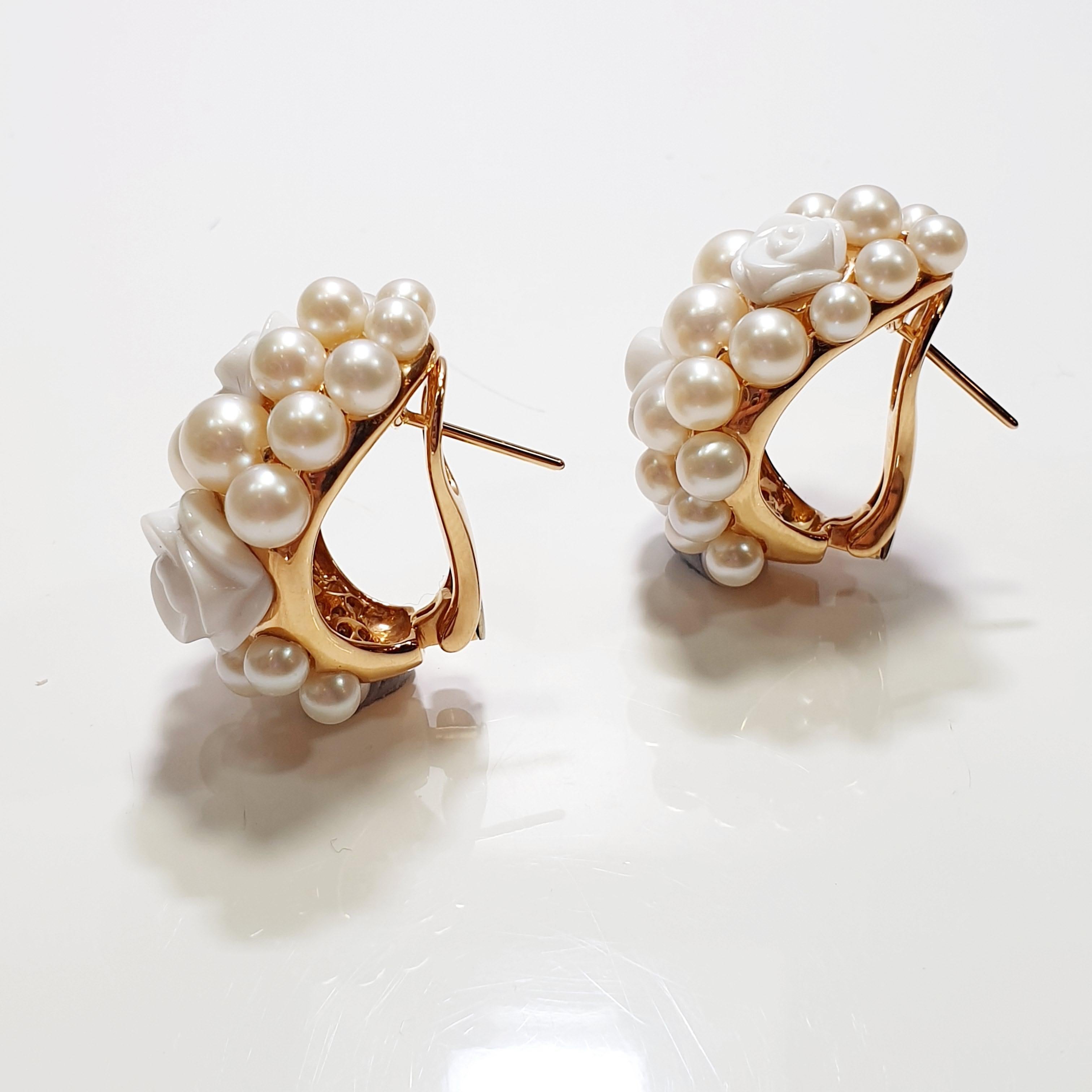 Une fabuleuse boucle d'oreille Clío de Mimi Milano présentant un nid de perles cultivées blanches et brillantes avec des fleurs d'agate en clip sur magnifique fabriqué en or rose 18k.
Authentique, spontanée, pleine d'esprit. Simplement MIMI,