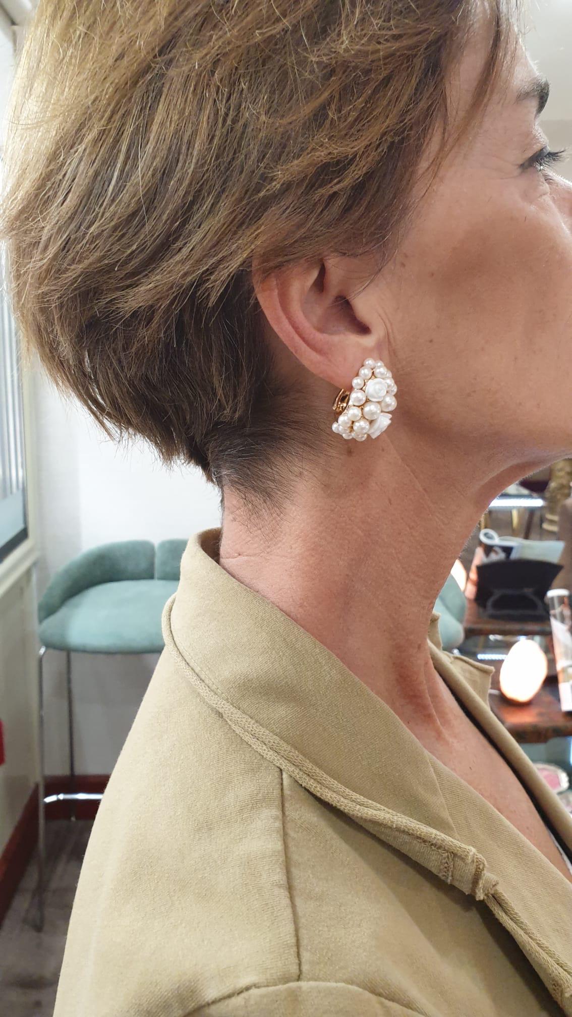Mimi Milano Boucles d'oreilles en or rose 18 carats avec fleurs et perles d'agate en vente 1