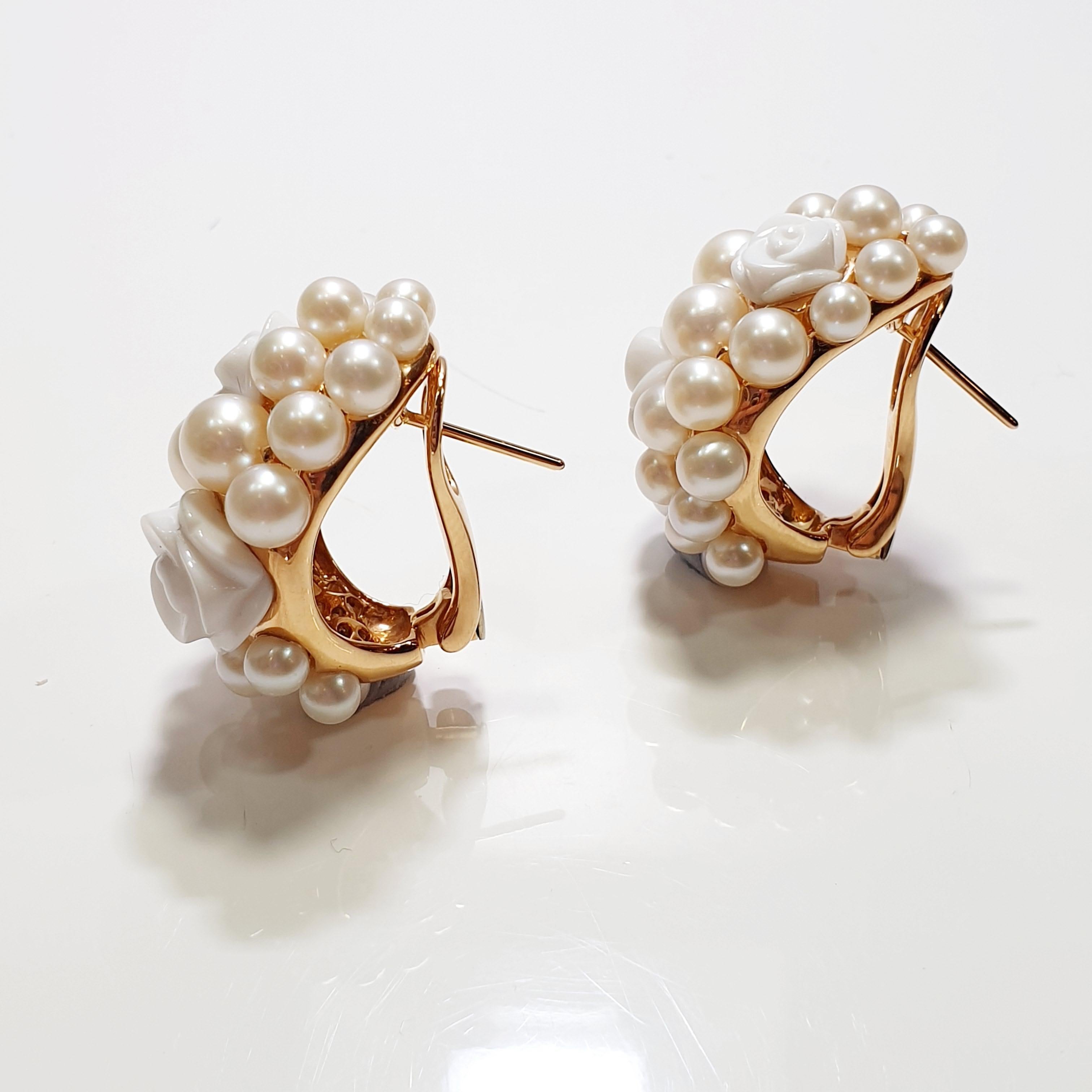 A fabulous Clío earrings by Mimi Milano featuring a nest of white and lustreous cultivated pearls with agate flowers in clip on magnificient manufactured 18k rose gold.
Genuine, spontaneous, witty. Simply MIMI, simply feminine. Jewelry that