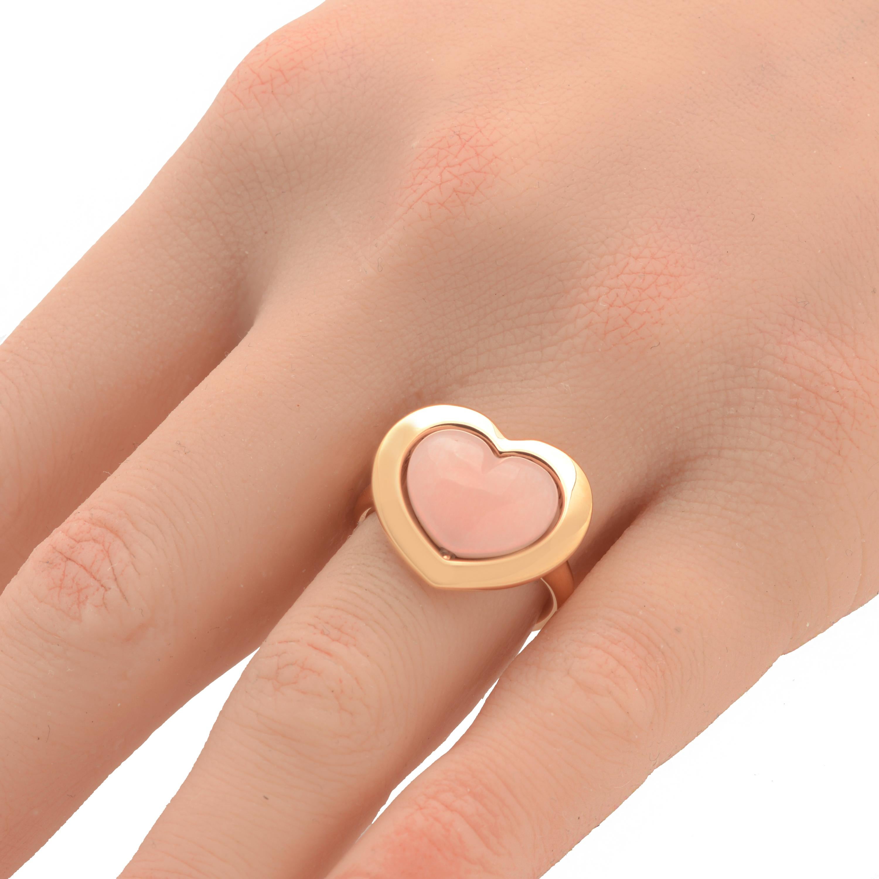 Mimi Milano 18K rose gold cocktail ring features a convex Rose Quartzite heart which can be rotated to reveal a rose gold side that matches a shiny 18K rose gold frame and band. The ring size is 5. The decoration size is 3/4