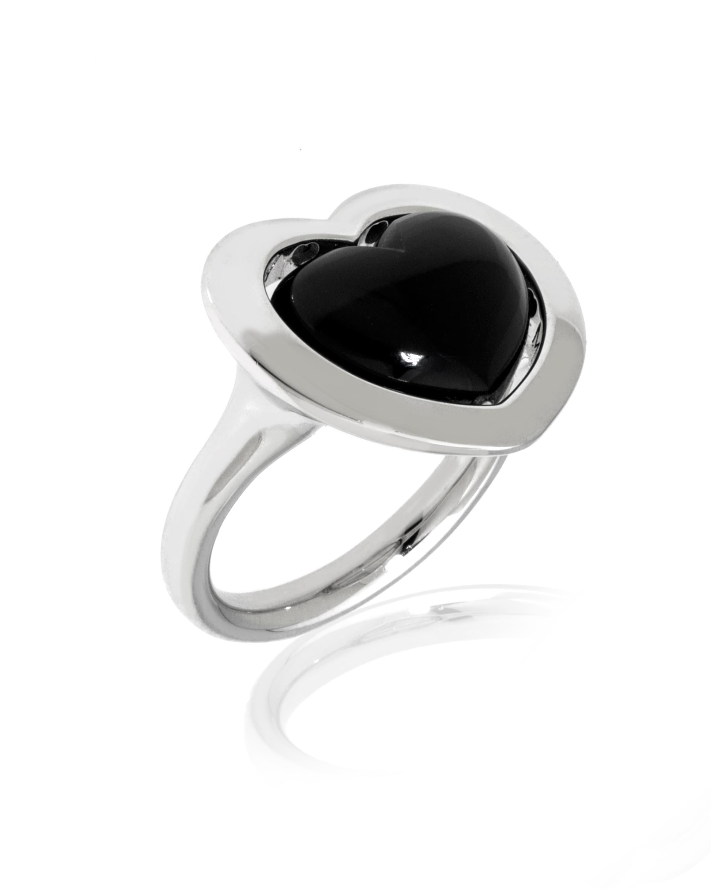 This whimsical Mimi Milano 18K white gold cocktail ring features an onyx convex heart which can be rotated to reveal a flat white gold side, framed in a matching 18K white gold frame and band. The ring size is 6.5. The decoration size is 3/4
