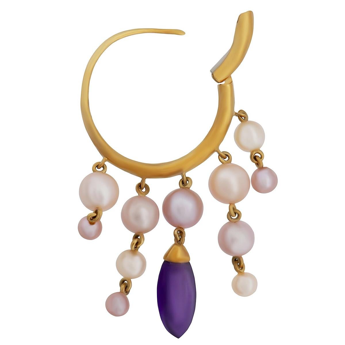 A chic pair of Mimi Milano hoop earrings featuring dangling pearls and an amethyst in 18k yellow gold.