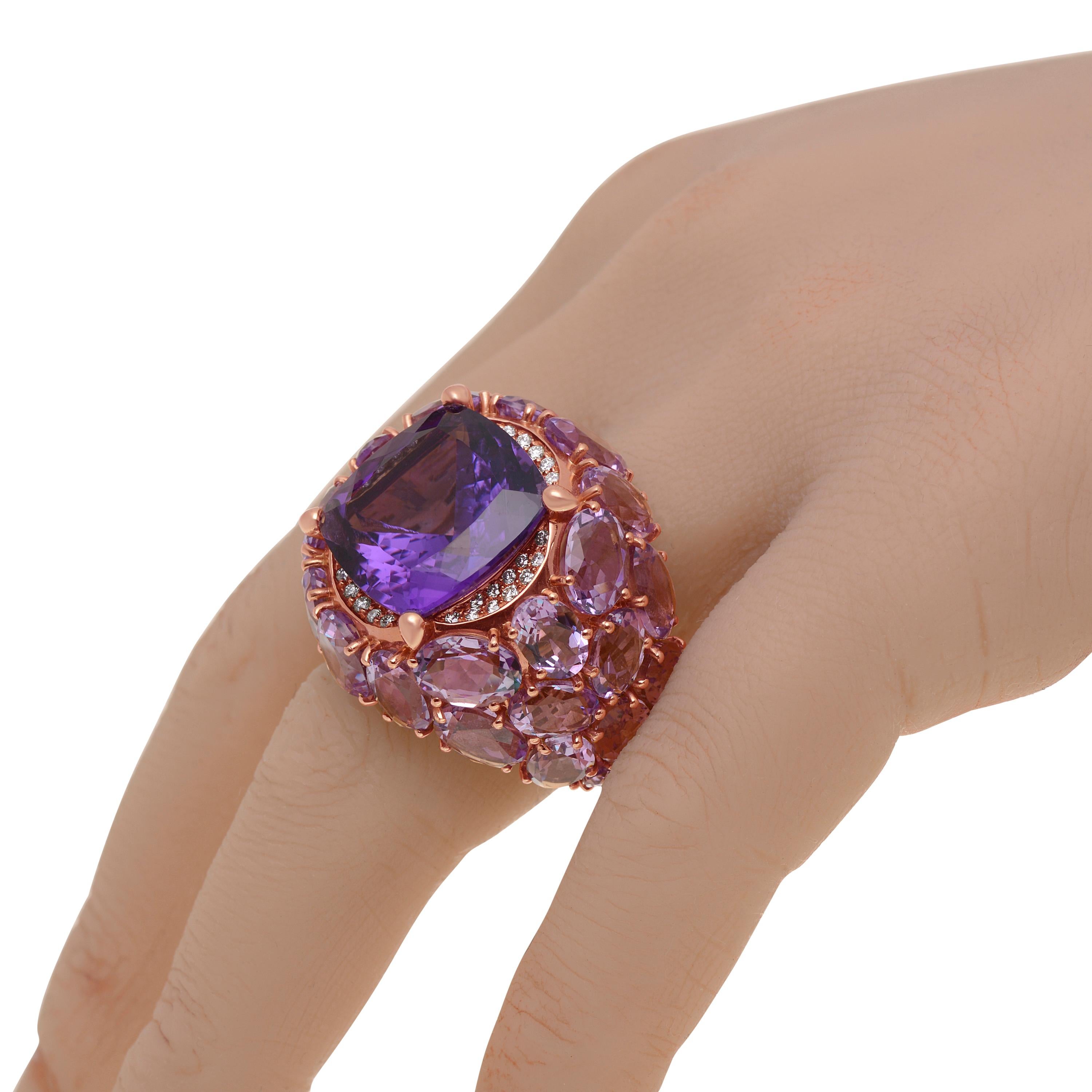 Questo anello ingioiellato Mimi Milano in oro rosa 18 carati presenta ametista e diamanti da 0,42 carati incastonati in oro rosa 18 carati. La misura dell'anello è 7,25 (54,5). La larghezza della banda è di 1/4