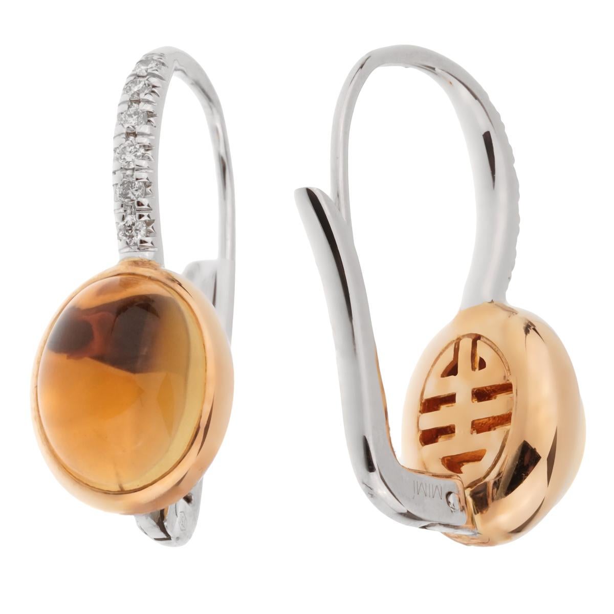 Impresionante juego de pendientes colgantes Mimi Milano de oro rosa de 18 quilates que envuelven 6,29 quilates de citrino adornados con brillantes diamantes redondos de talla brillante en oro blanco.

Código 2498