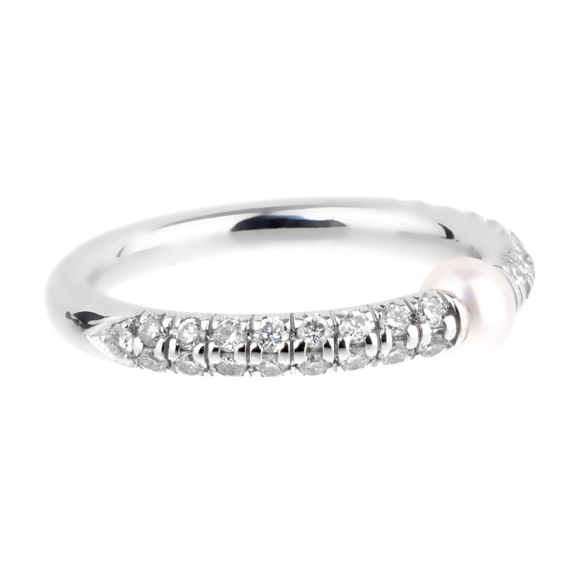 A chic Mimi Milano ring featuring a 4mm white cultured pearl adorned with .45ct of round brilliant cut diamonds in 18k white gold. Size 6

Opulent Jewelers Sku: 0001000