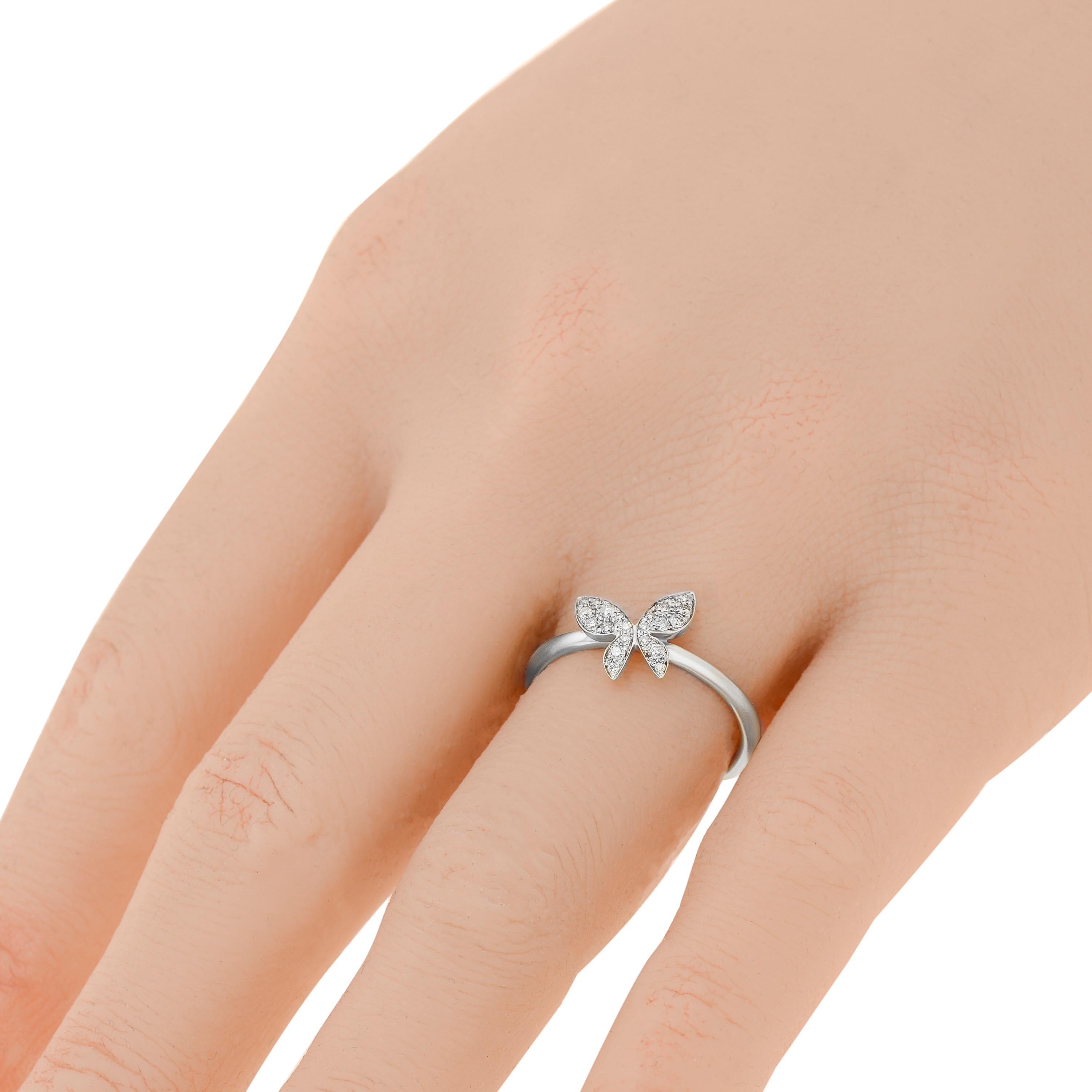 Der Farfalla-Ring von Mimi Milano ist mit einem Schmetterling von 0,15 ct. tw. aus 18 Karat Weißgold besetzt. Die Ringgröße ist 6 (51,9). Die Dekoration ist 9,7 mm x 9 mm groß. Das Gewicht beträgt 2,88 g.