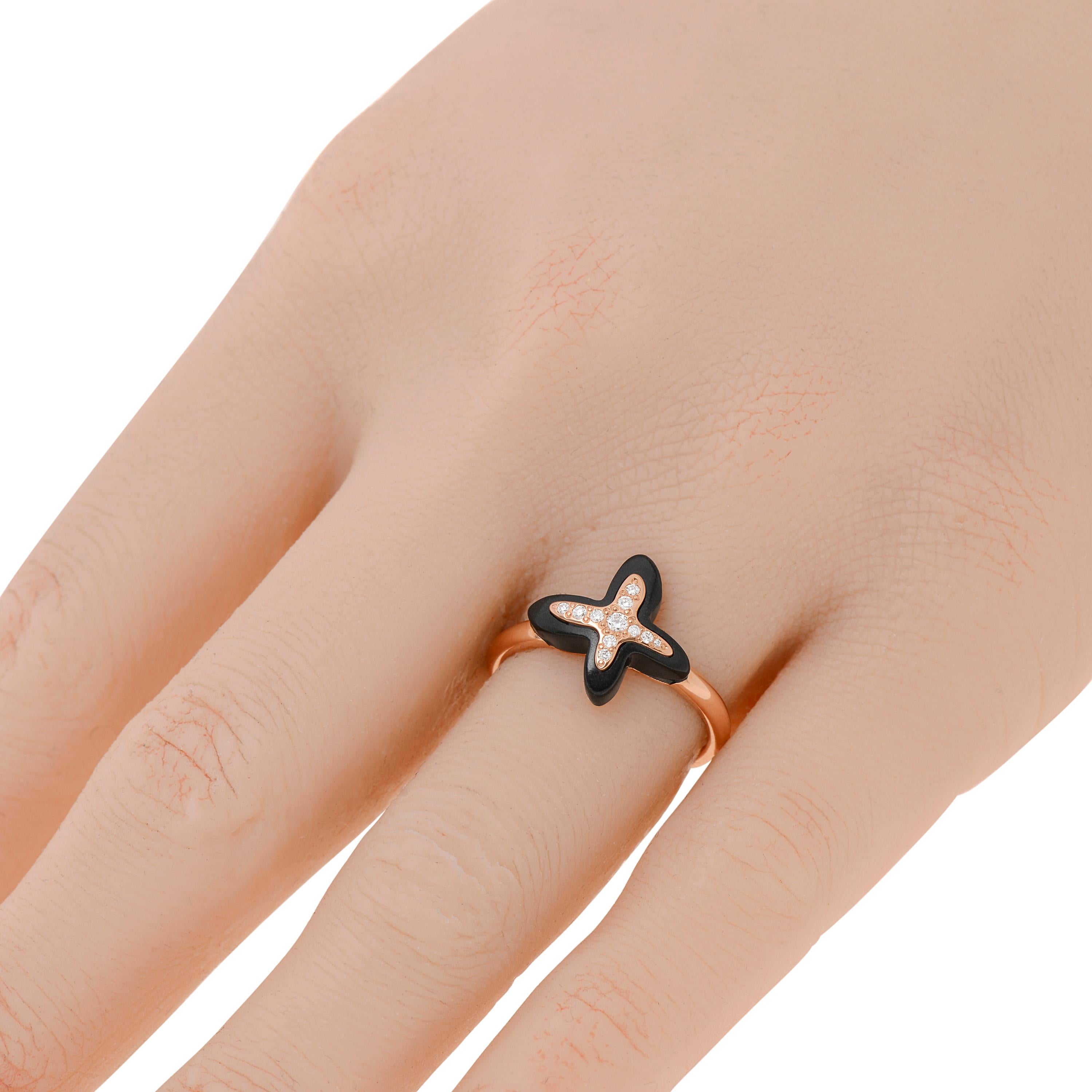 Mimi Milano 18K rose gold ring features an iconic Onyx silhouette glittering with a center of 0.05ct. tw. diamonds. The ring size is 7.25 (55.1). The weight is 2.61g. The decoration size is 1/2