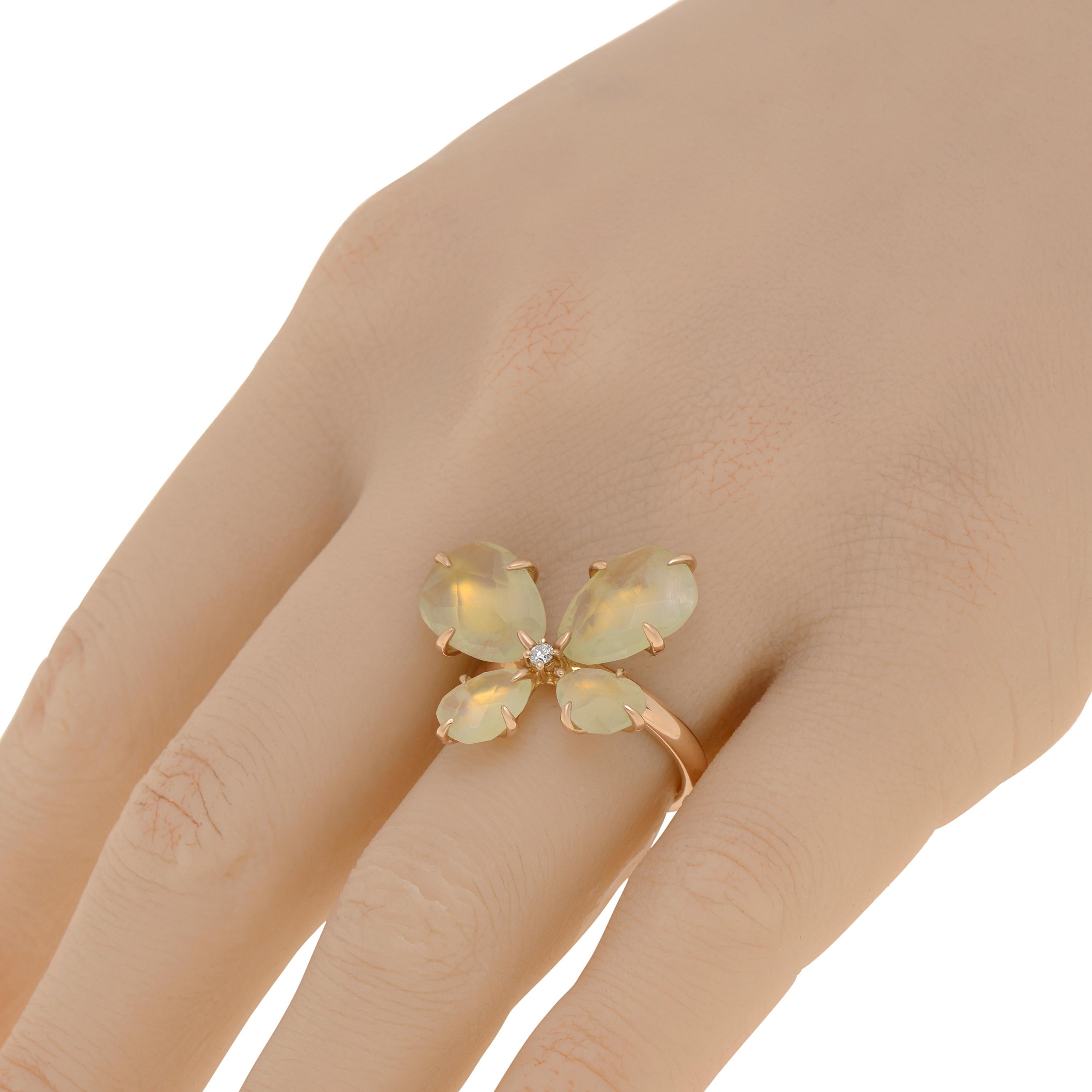 La bague de déclaration en or rose 18 carats de Mimi Milano présente un adorable motif de papillon avec des diamants de 0,04ct. tw. et des pierres de prehnite. La taille de la bague est de 6,25 (53). La taille de la décoration est de 7/8