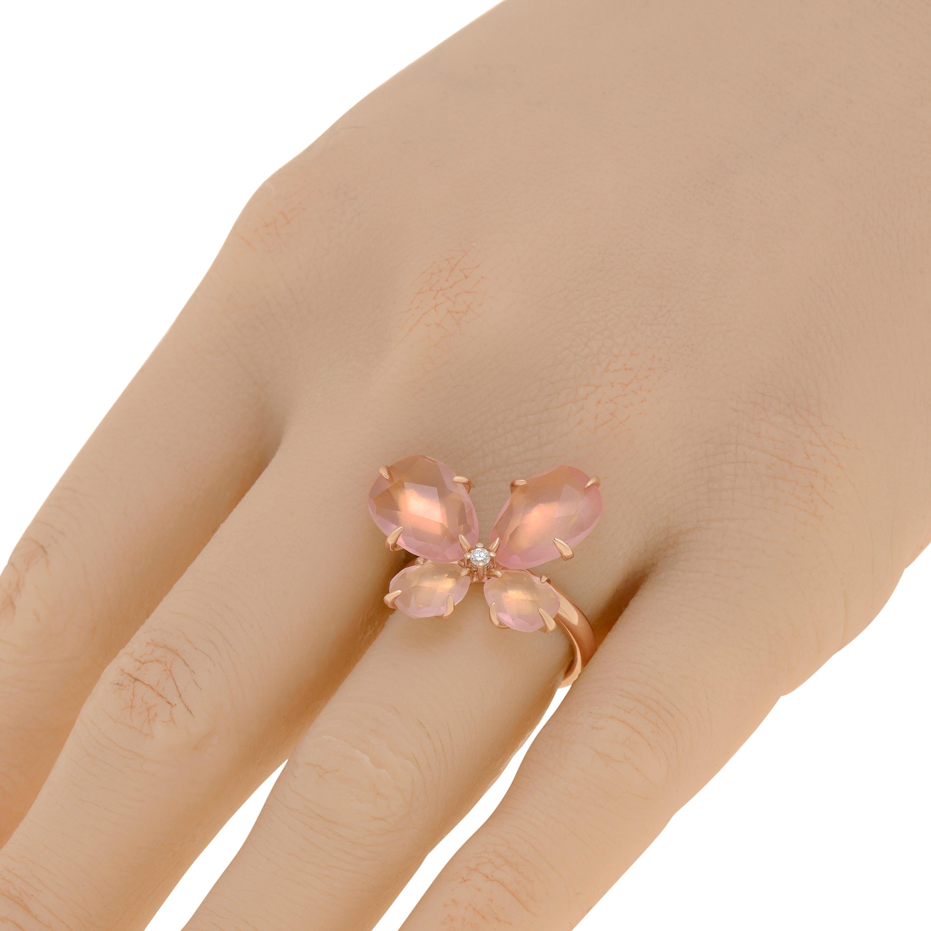 Der Mimi Milano Ring aus 18 Karat Roségold zeichnet sich durch facettierte Blütenblätter aus rosa Quarz aus, die mit einem Diamanten von 0,04ct. tw. in der Mitte funkeln. Die Ringgröße ist 7,25 (55). Die Dekoration ist 7/8