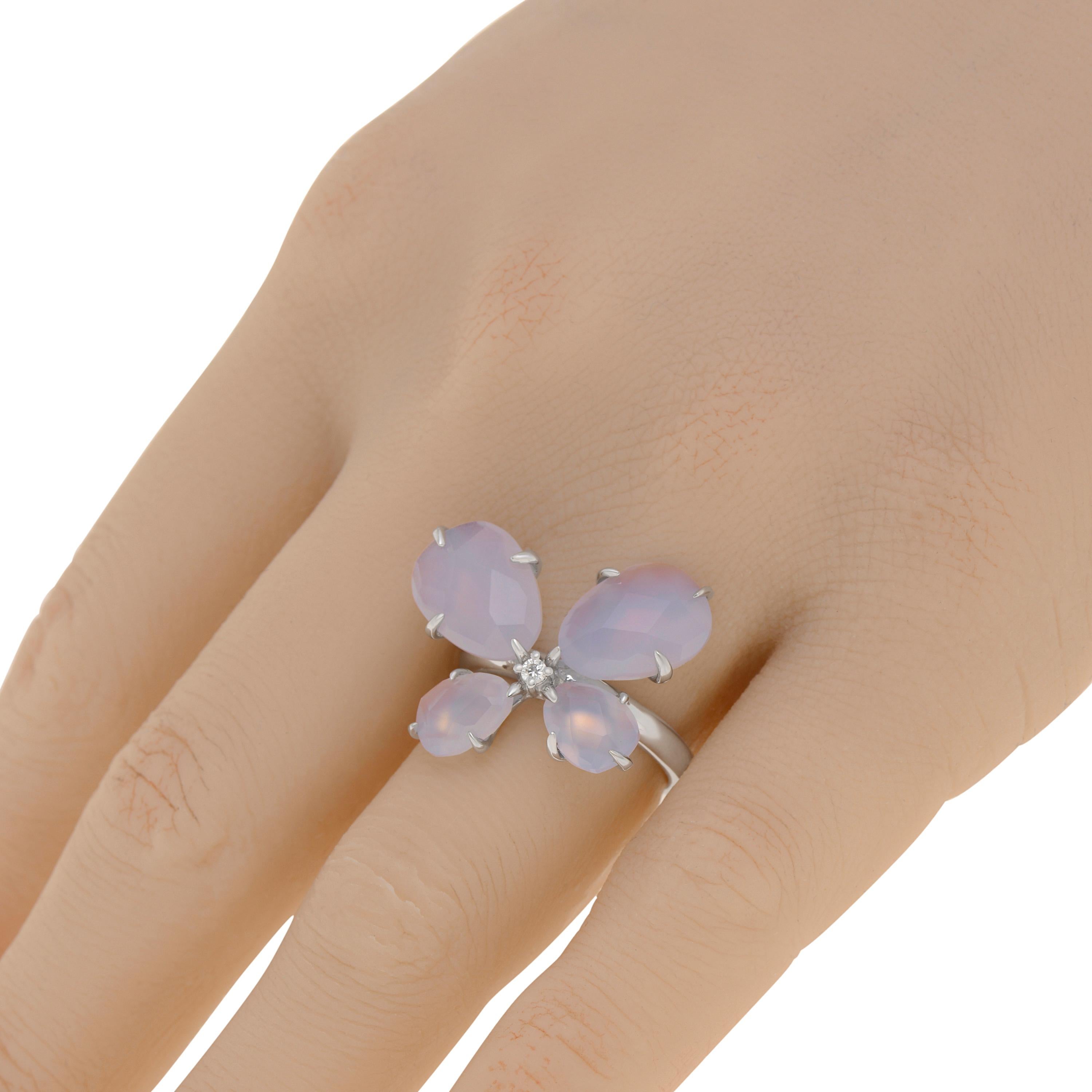 Der Mimi Milano Ring aus 18 Karat Weißgold besticht durch sein bezauberndes Schmetterlingsdesign mit Diamanten (0,04 Karat) und Chalzedonsteinen. Die Ringgröße ist 6,25 (52). Die Dekoration ist 7/8