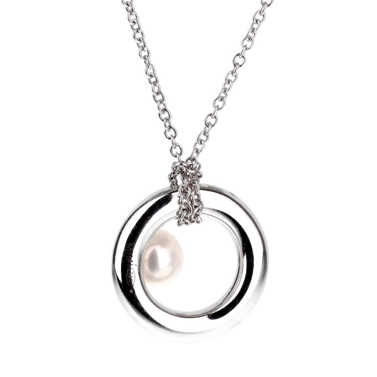 Un collier Mimi Milano chic avec une perle d'eau douce de culture de 4,5 mm. Le pendentif est suspendu par un collier à câble de 15,5 pouces en or blanc 18k.