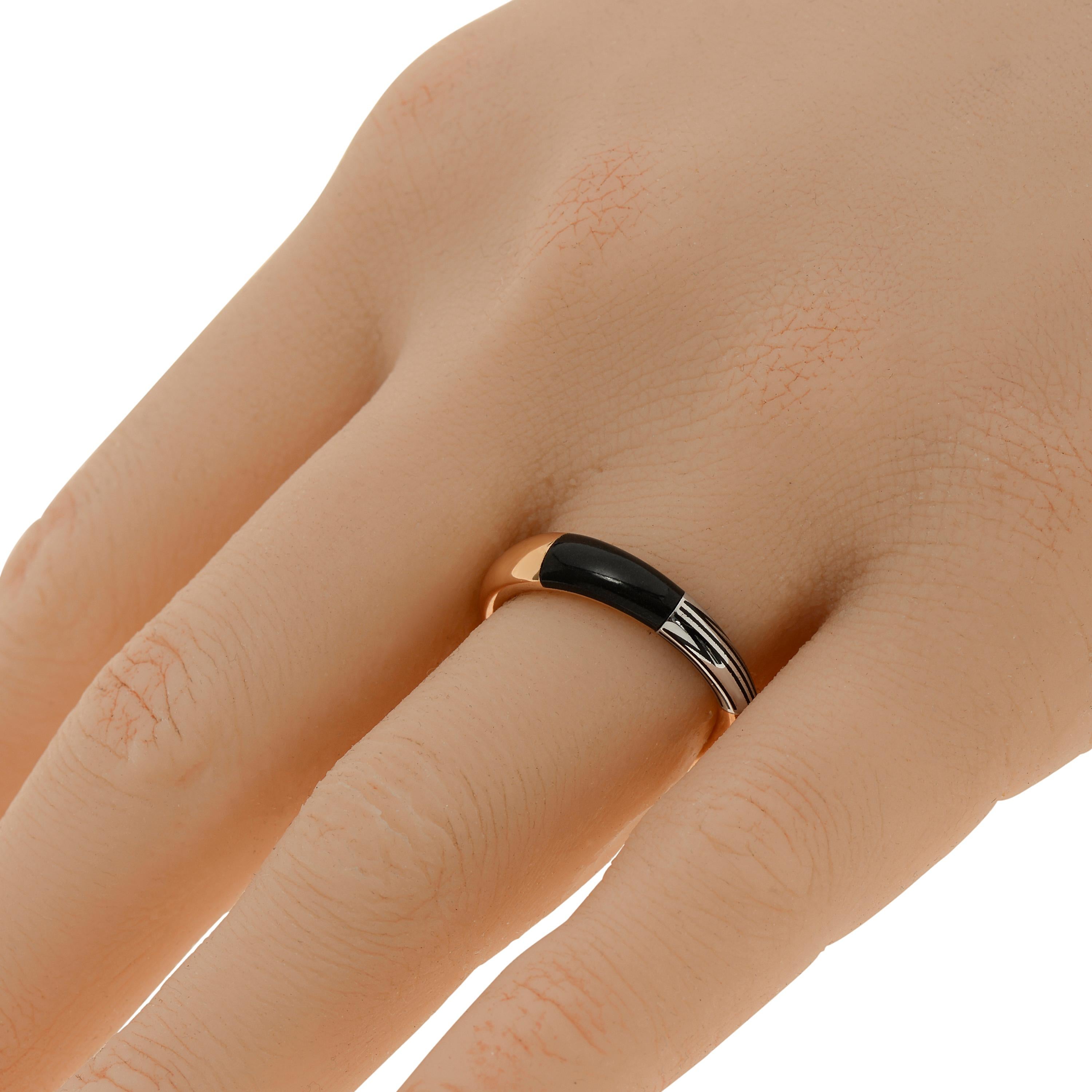 Mimi Milano 18K rose gold and 18K white gold band ring features Onyx in perfect harmony with two toned 18k Gold in an iconic design. The ring size is 6.5 (53.1). The band width is 2mm - 4.8mm. The weight is 2.92g.
