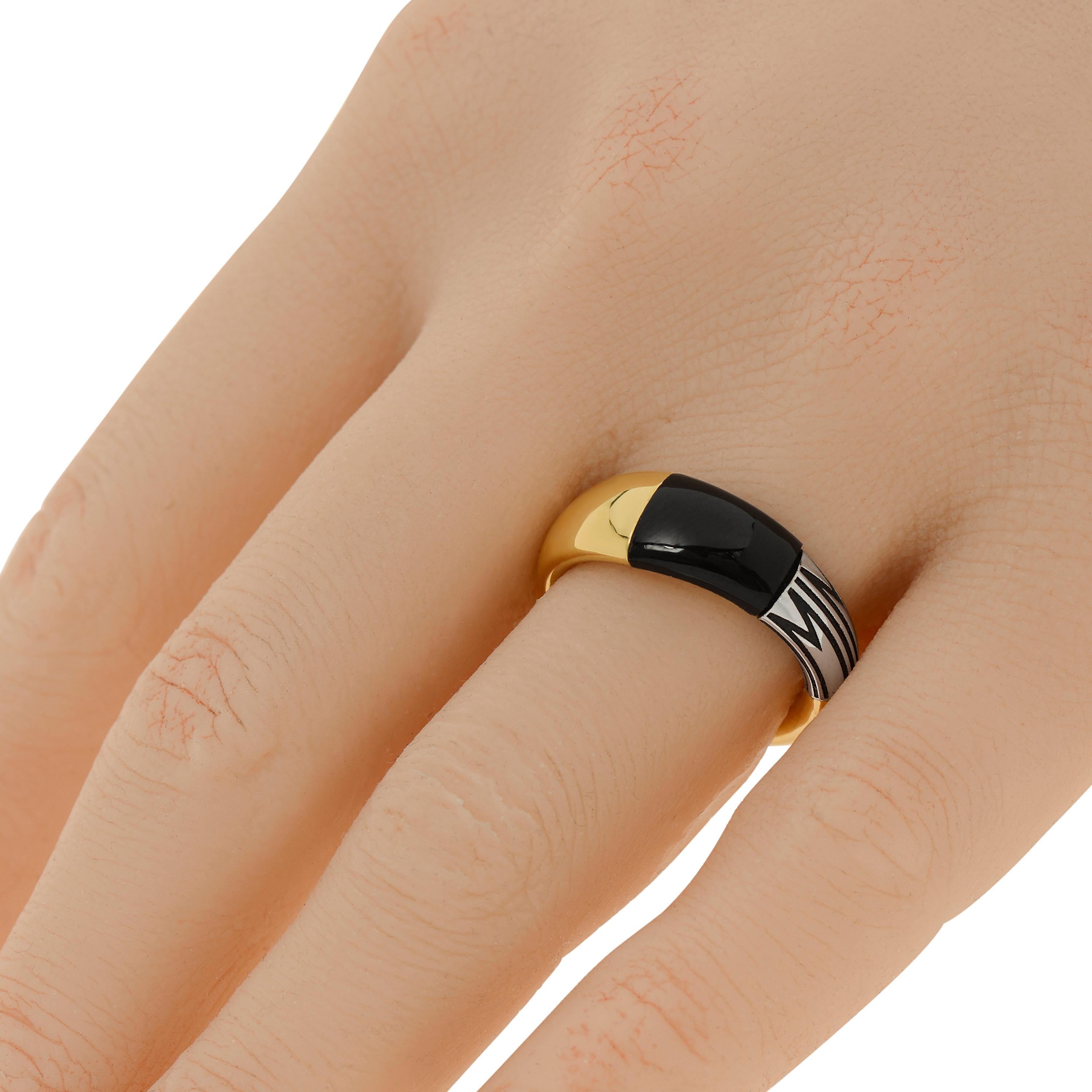 Der Ring Mimi Milano aus 18 Karat Gelbgold und 18 Karat Weißgold ist eine elegante Kombination aus zweifarbigem 18 Karat Gold und Onyx. Die Ringgröße ist 7 (54,4). Die Breite des Bandes beträgt 3,7 mm bis 7,7 mm. Das Gewicht beträgt 4,27 g.
