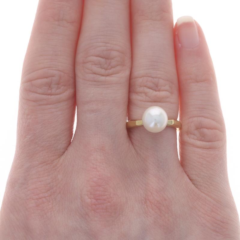 Retail Price: $2300

Size: 5 1/2
Sizing Fee: Up 2 sizes for $25 or Down 2 sizes for $25
Note: The resizing process will change the band's pattern.

Brand: Mimi So

Metal Content: 18k Yellow Gold

Stone Information
Cultured Freshwater Pearl
Color: