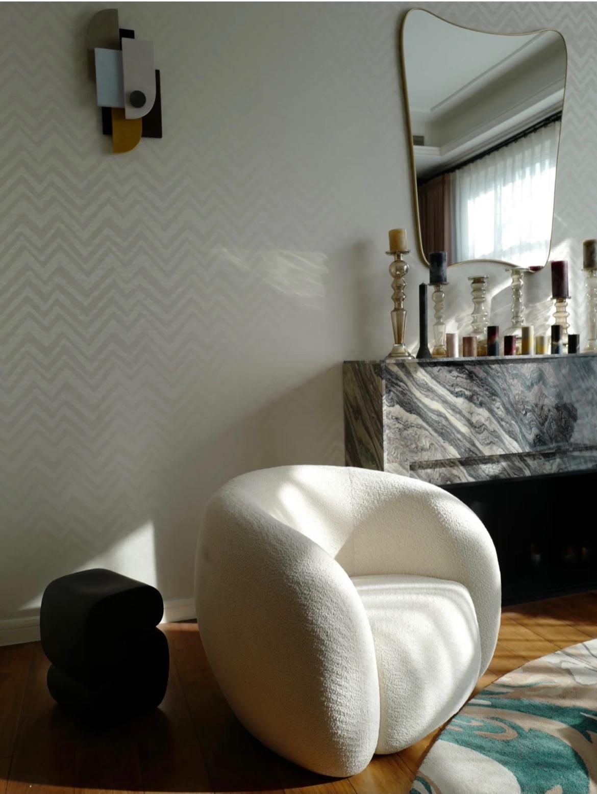 Silla circular de diseño mimimalista con estructura de fibra de vidrio y tela, de kar en venta 5