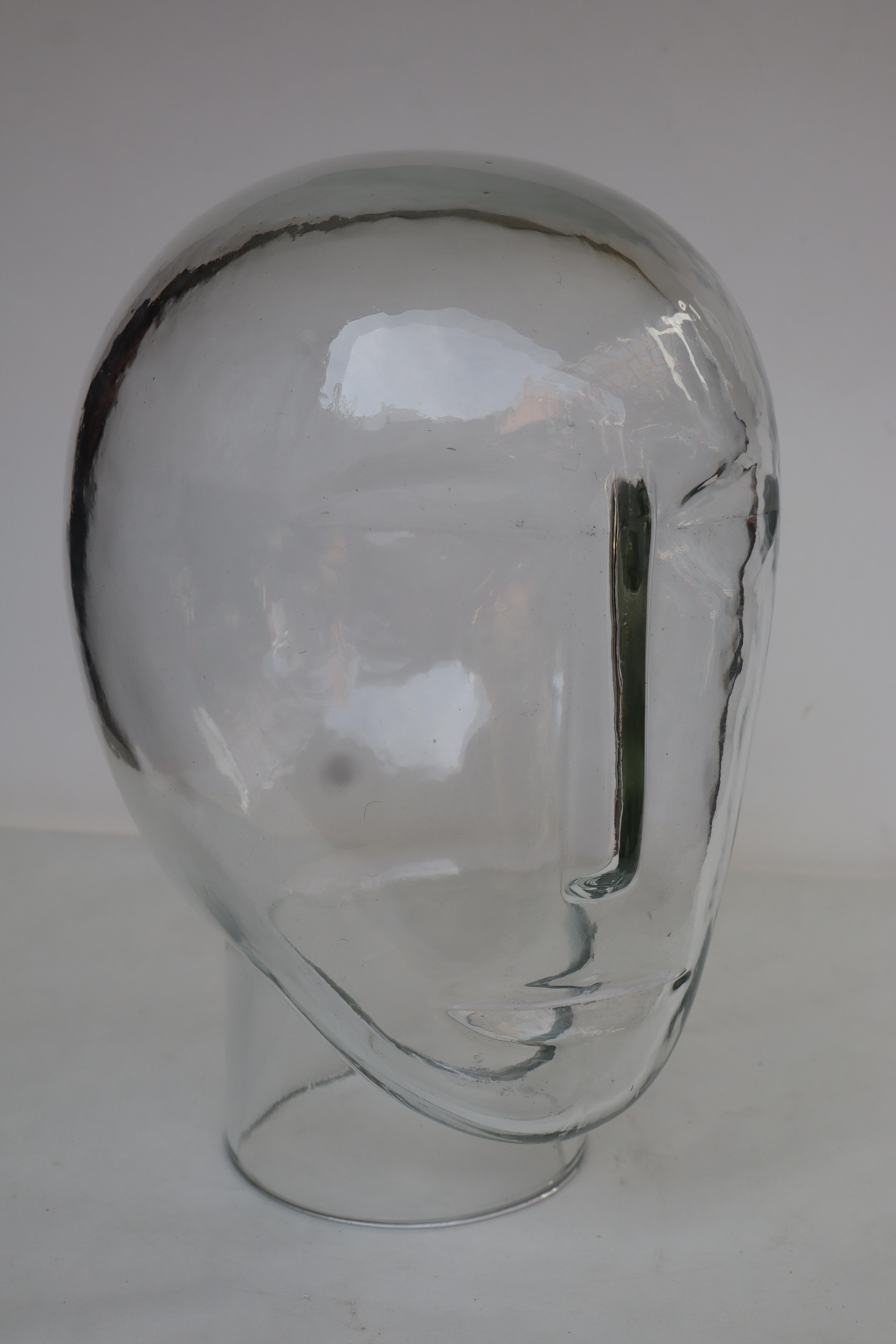 Testa in vetro di Murano di Mimmo Paladino (Italia °1948)

Una linea semplice, raffinata e distinta, una creazione di un grande produttore.
Anche senza firma, il pezzo è chiaramente opera di Mimmo Paladino. Questa testa si ritrova in molte delle sue