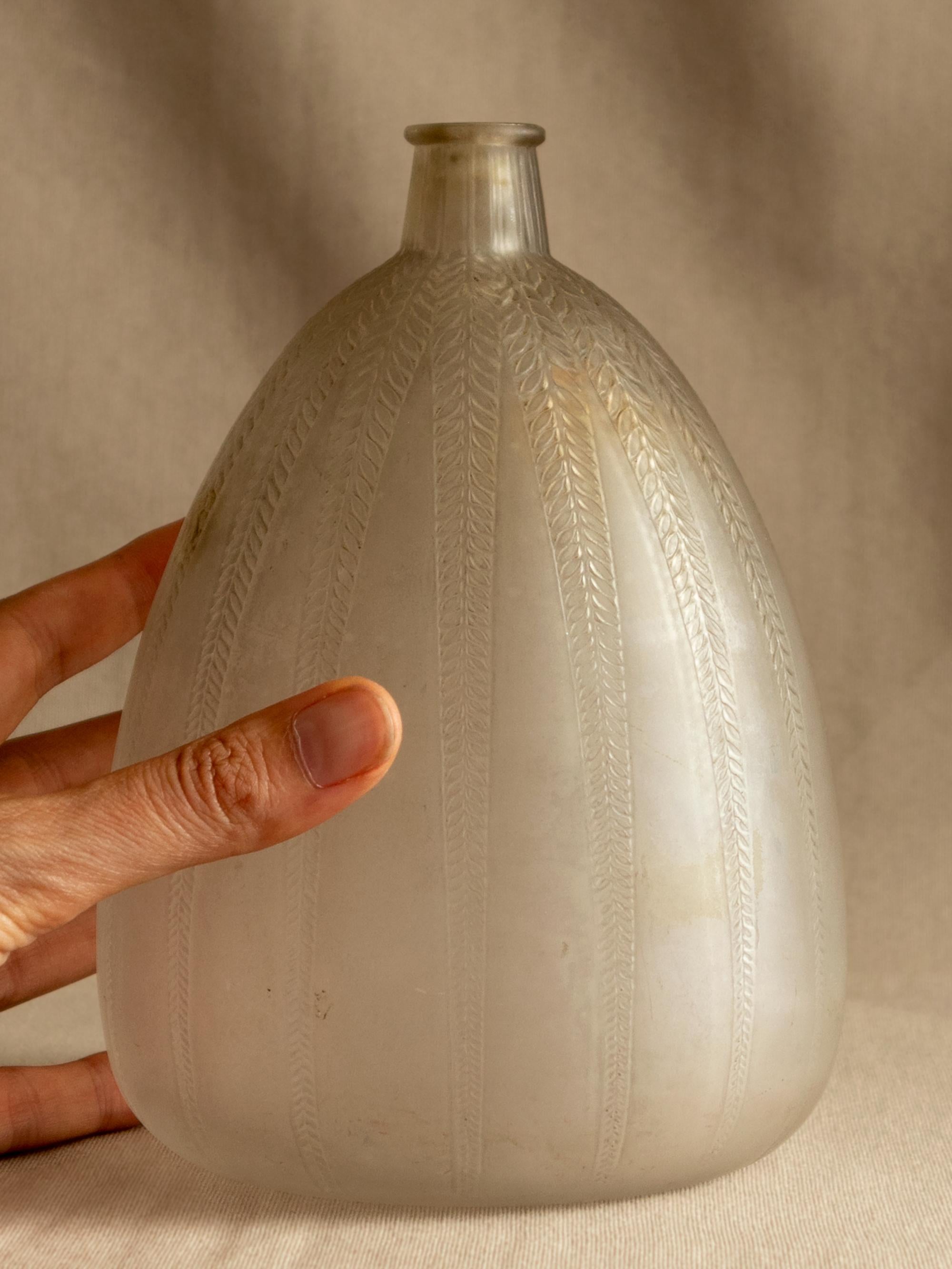 Jarrón de cristal Mimosa de René Lalique, 1921 en venta 4