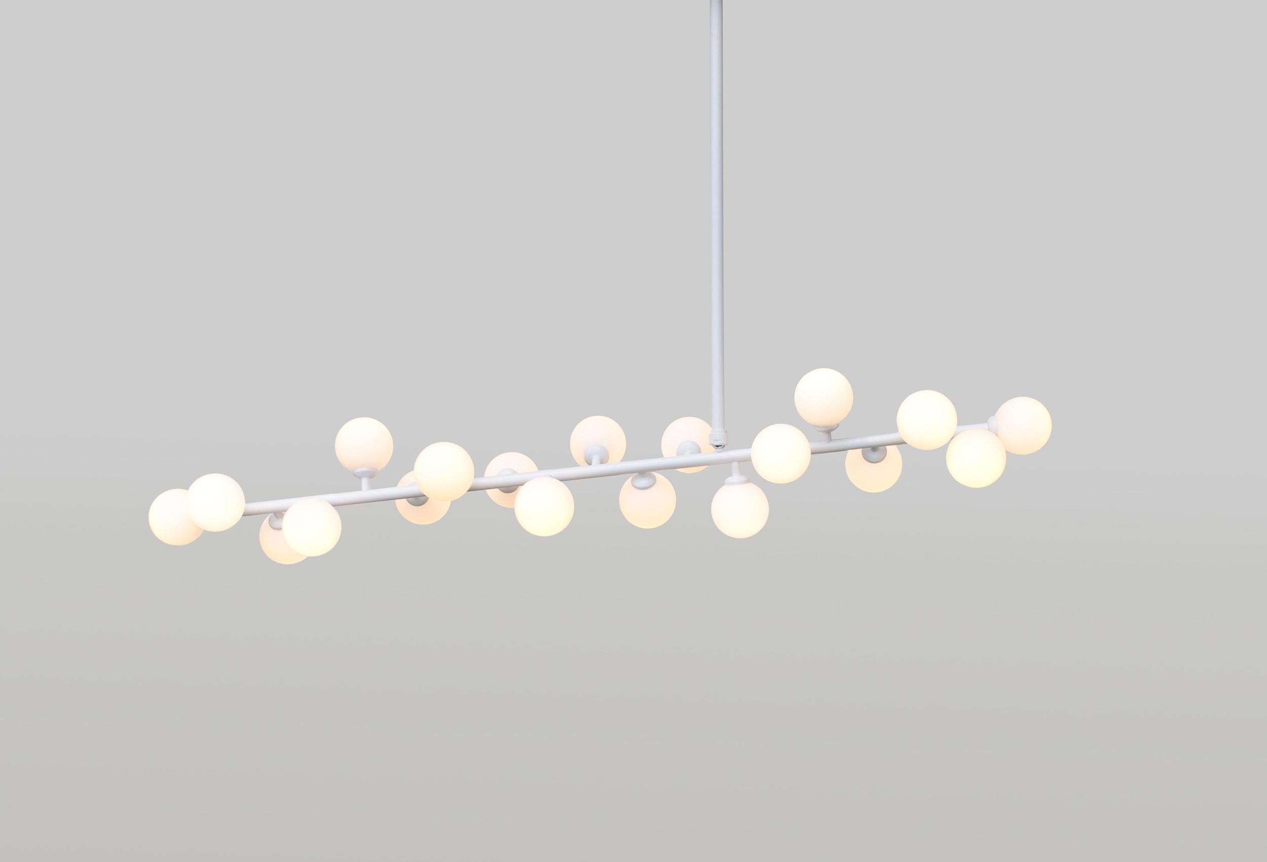 Lampada a sospensione Mimosa di Atelier A Light
Dimensioni: D 16 x L 126,4 x H 50 cm.
Materiali: Metallo verniciato a polvere, vetro.

Disponibile nelle versioni nera, bianca o in ottone.
Disponibile in 35, 50, 85 o 150 cm di altezza.

Tutte le