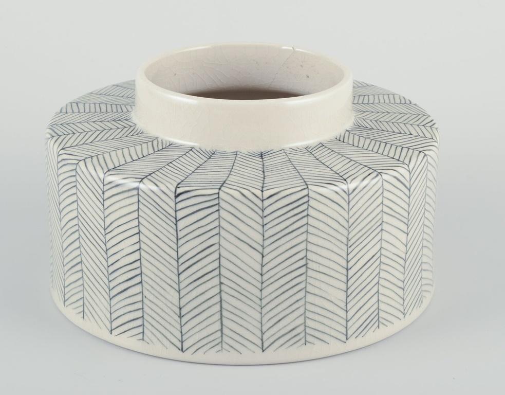 Mimou, gran jarra de gres con tapa. Decorado con motivos geométricos. Sueco en venta