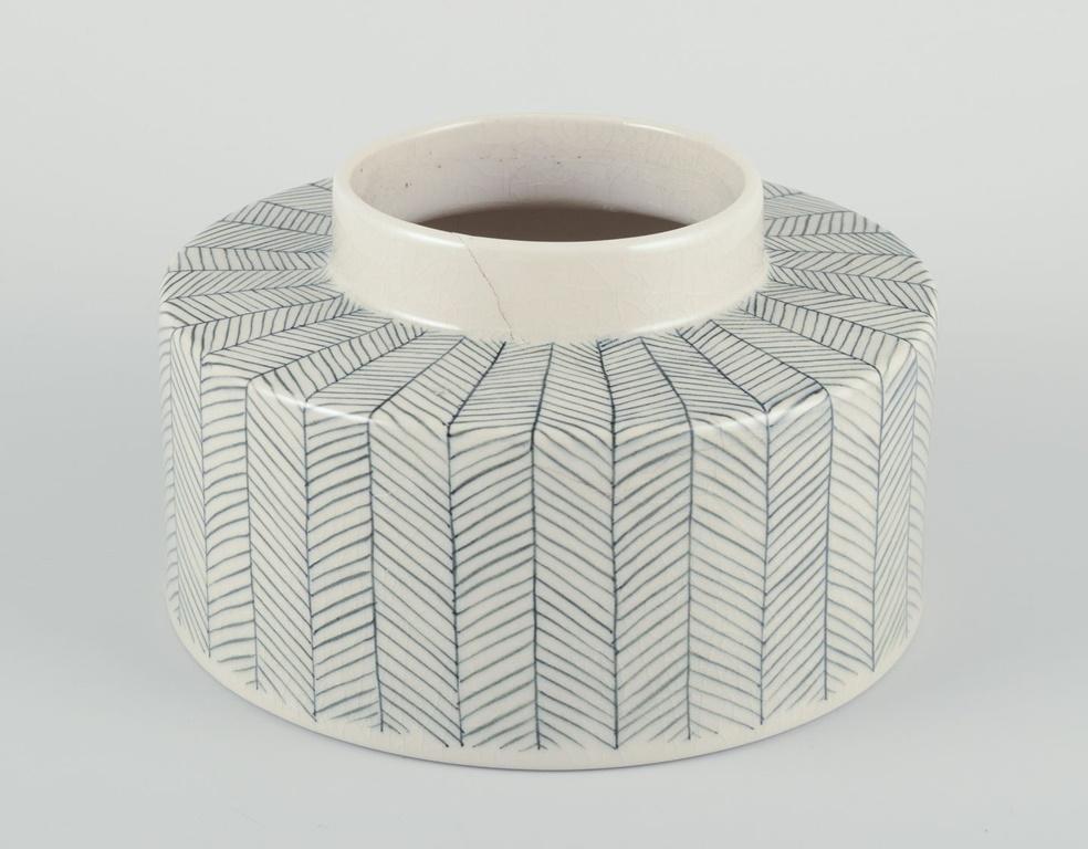 Mimou, gran jarra de gres con tapa. Decorado con motivos geométricos. Siglo XXI y contemporáneo en venta