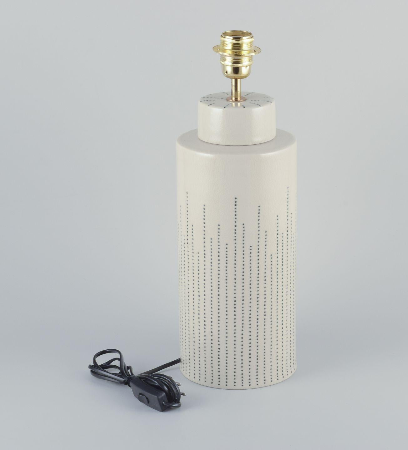 Grès Mimou, grande lampe de table en grès. Décorée de points. A.I.C.. en vente
