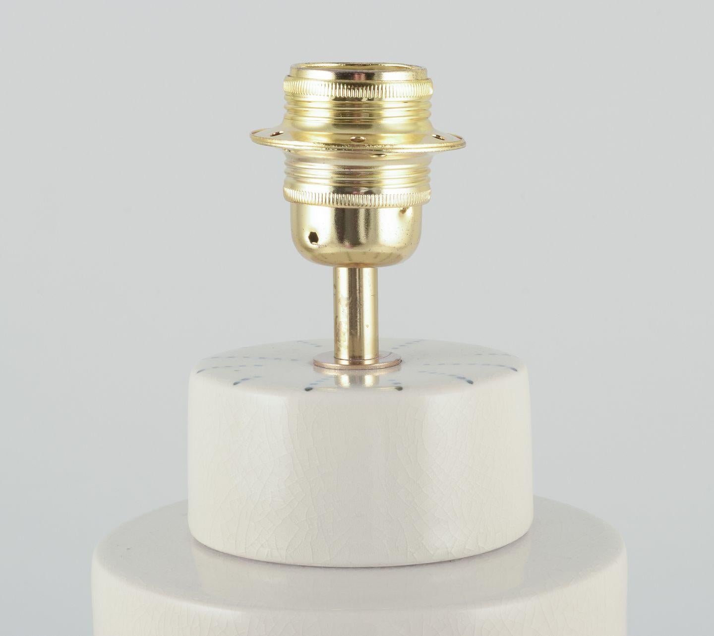 Mimou, grande lampe de table en grès. Décorée de points. A.I.C.. en vente 1