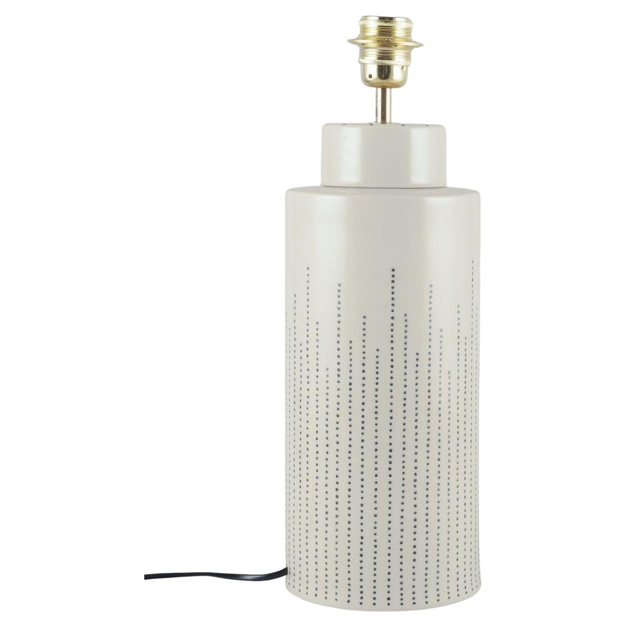 Mimou, grande lampe de table en grès. Décorée de points. A.I.C.. en vente