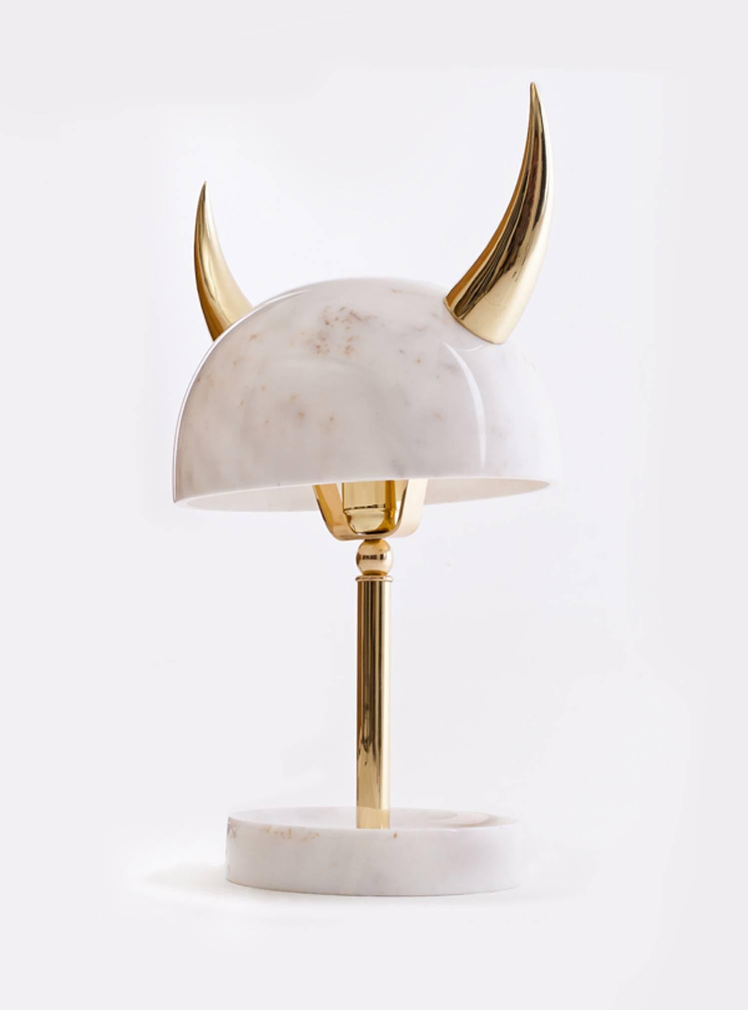 Arts and Crafts Lampe de bureau Min Lilla Viking Afyon en marbre avec cornes en laiton poli en vente