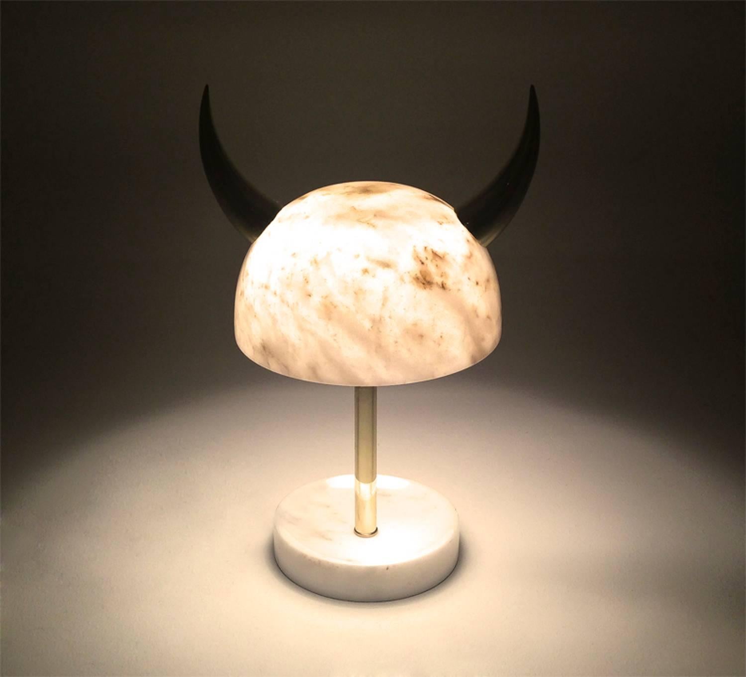 Turc Lampe de bureau Min Lilla Viking Afyon en marbre avec cornes en laiton poli en vente