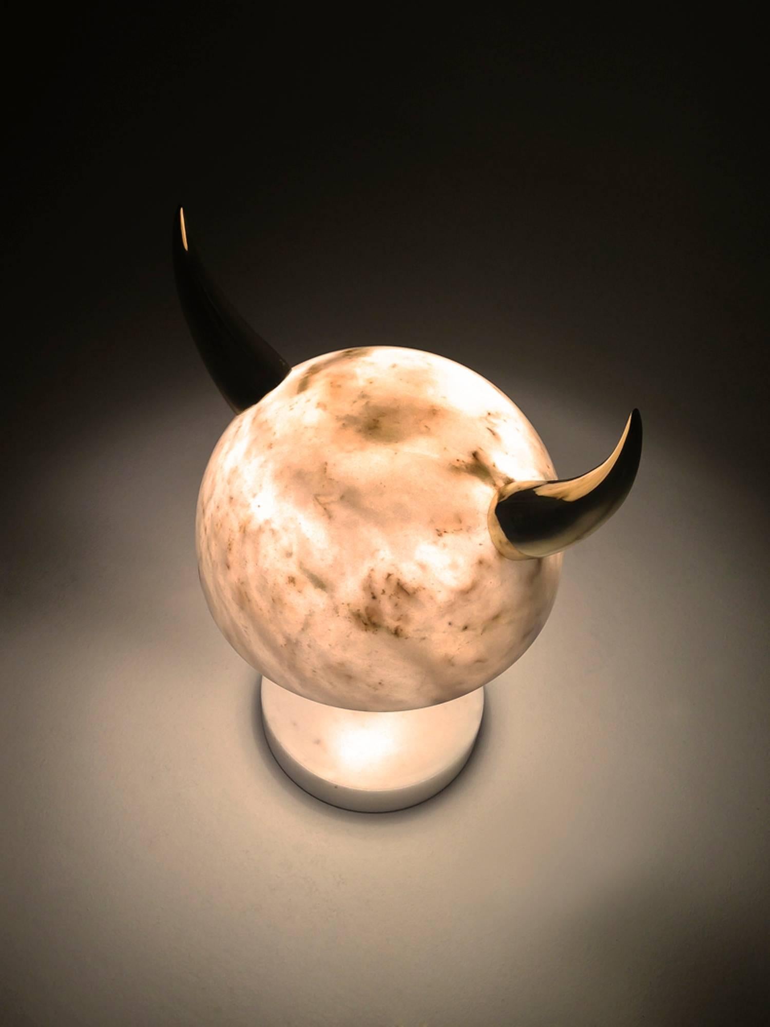 Sculpté Lampe de bureau Min Lilla Viking Afyon en marbre avec cornes en laiton poli en vente
