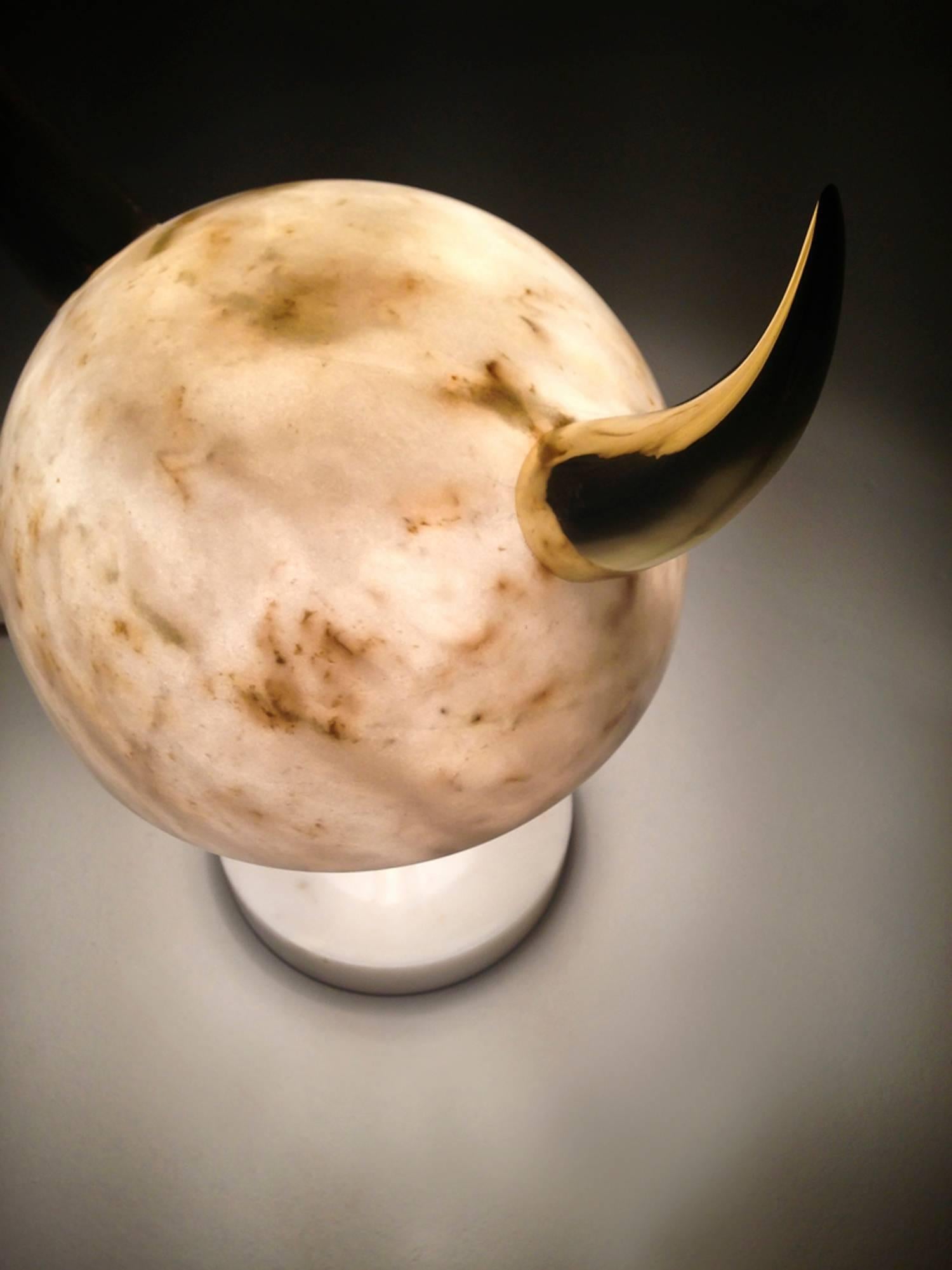 XXIe siècle et contemporain Lampe de bureau Min Lilla Viking Afyon en marbre avec cornes en laiton poli en vente