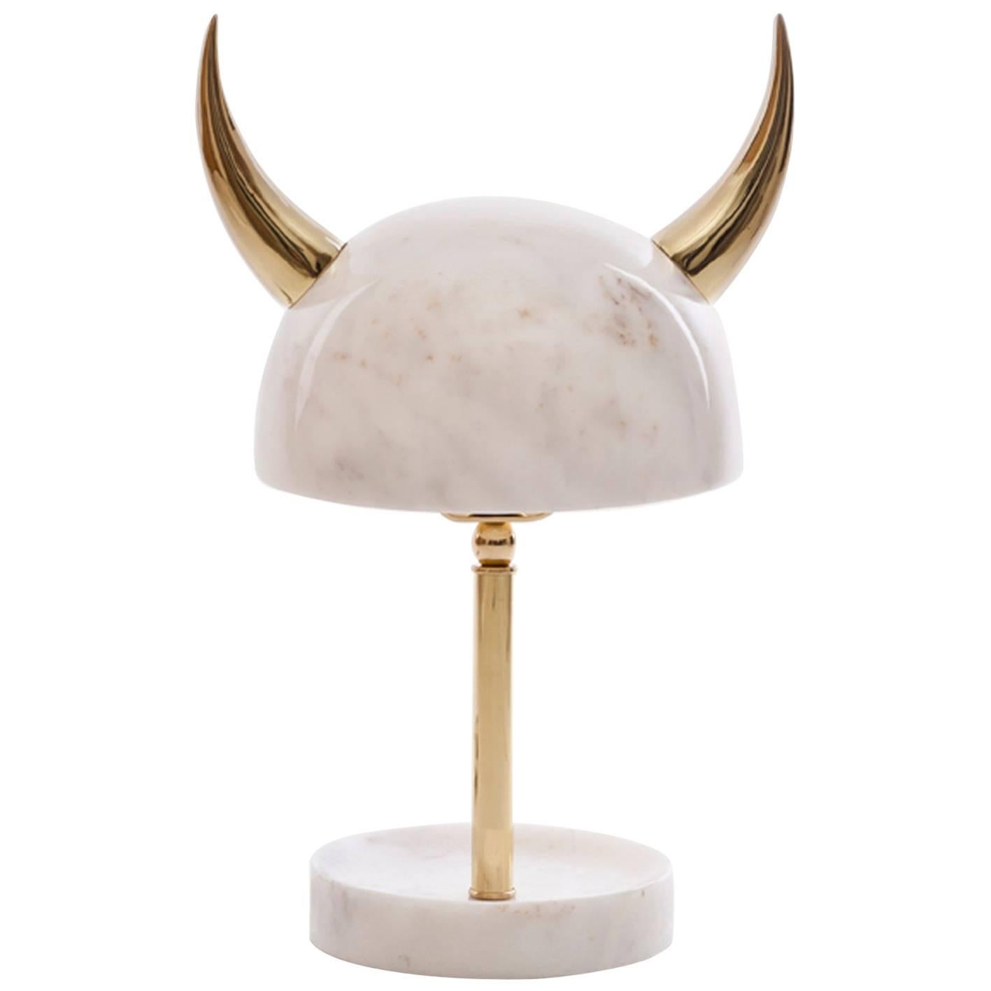 Min Lilla Viking Afyon-Marmor-Tischlampe mit Hornen aus poliertem Messing