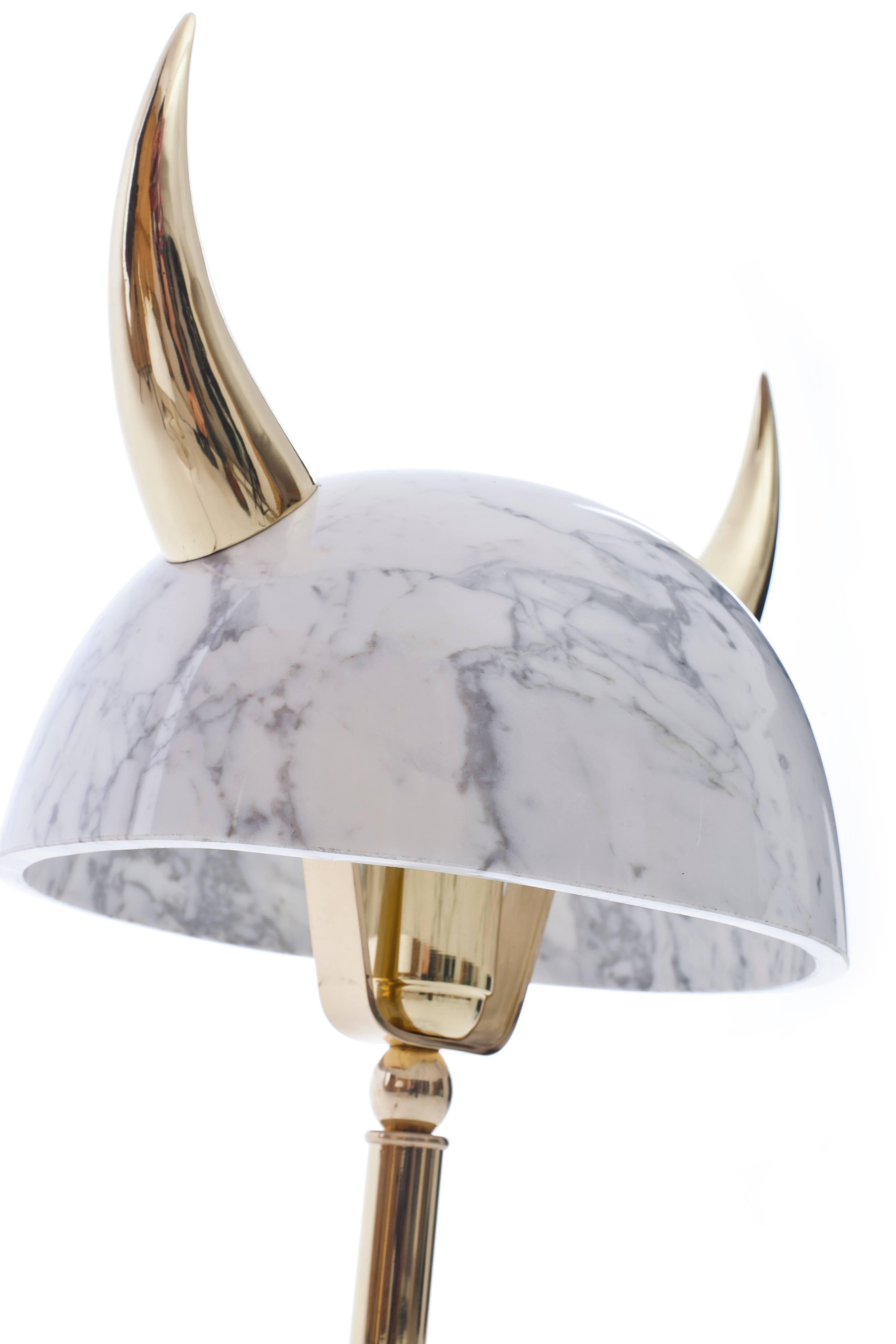 Min Lilla Viking-Tischlampe aus Carrara-Marmor mit Hornen aus poliertem Messing (Türkisch) im Angebot
