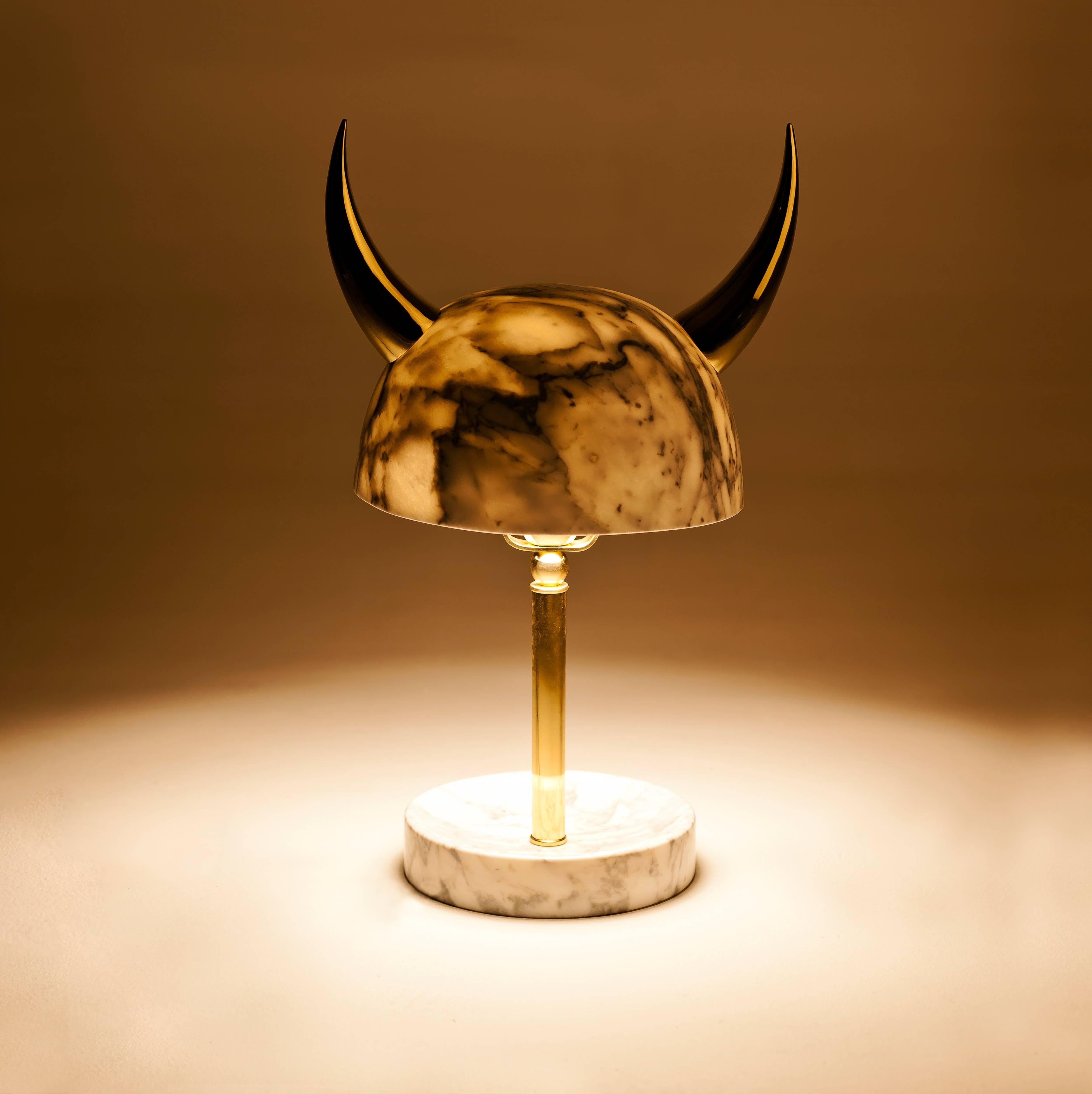 Sculpté Lampe de bureau Min Lilla Viking en marbre de Carrare avec cornes en laiton poli en vente