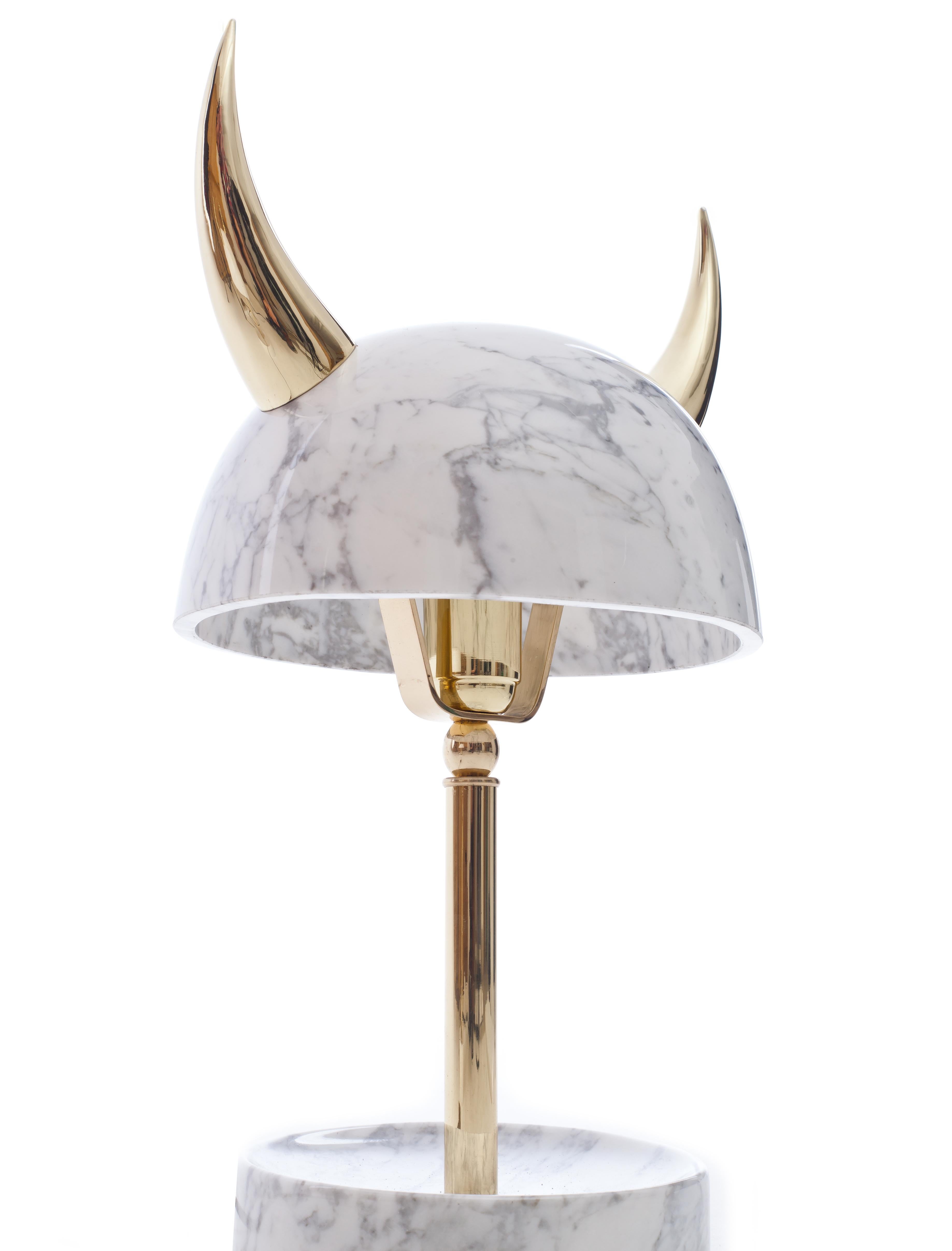 Min Lilla Viking-Tischlampe aus Carrara-Marmor mit Hornen aus poliertem Messing (Arts and Crafts) im Angebot