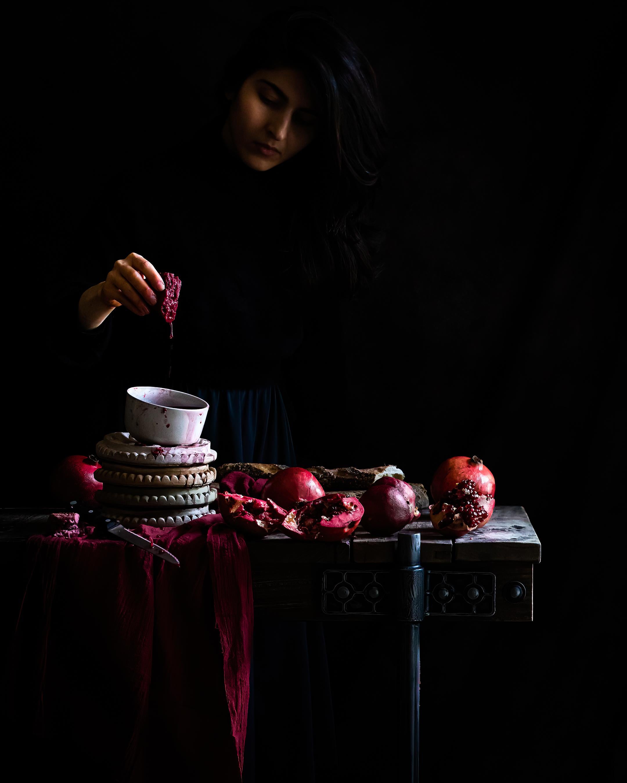 Color Photograph de Mina Afshari - Pan empapado en sangre