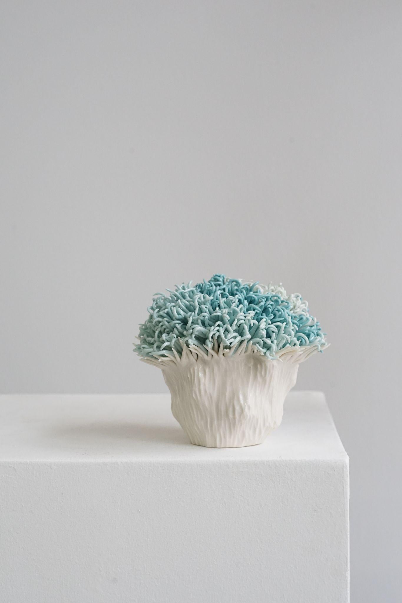 Figurative Sculpture de Mina Karwanchi - Antorcha azul - Porcelana