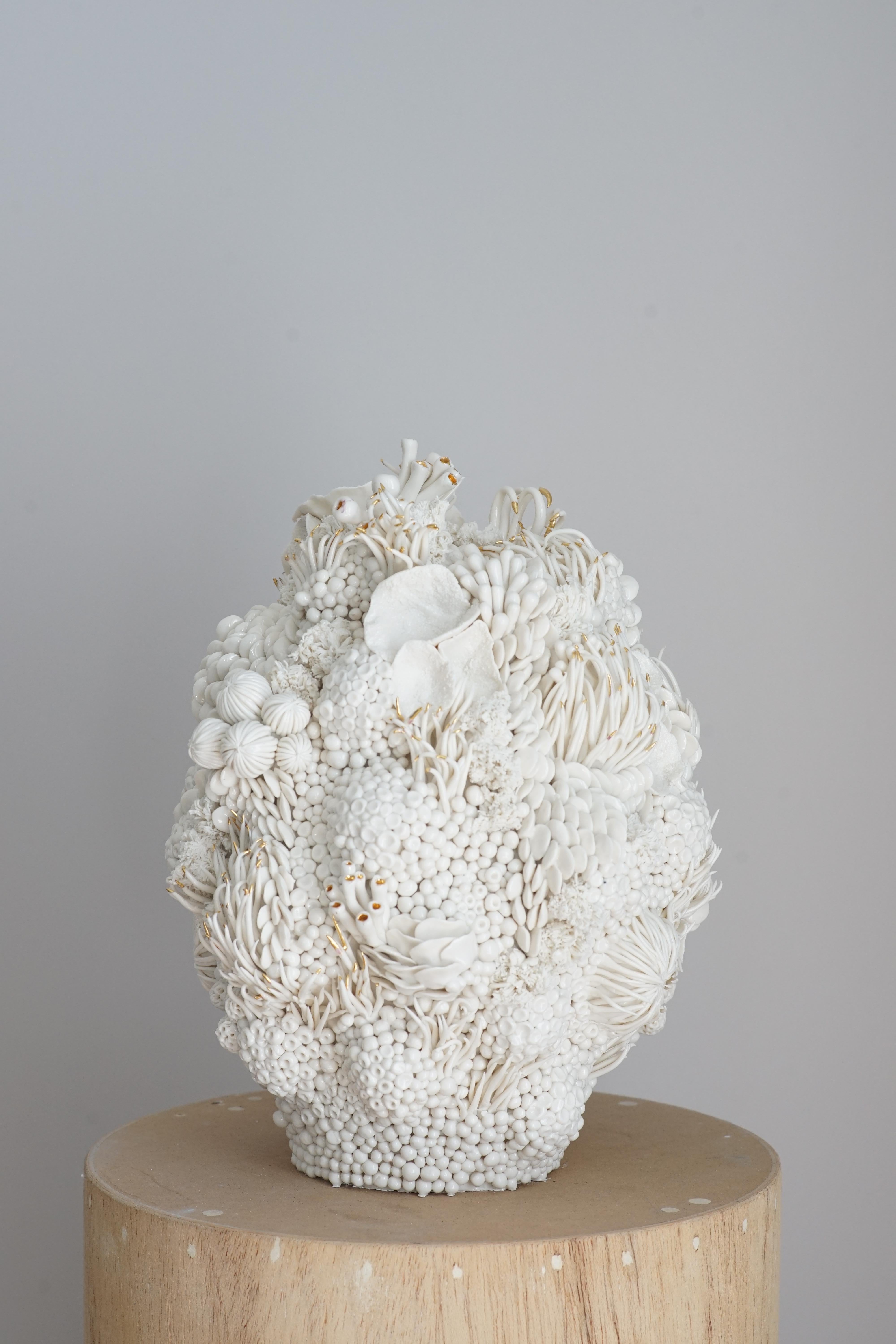 Figurative Sculpture Mina Karwanchi - Göteborg - Sculpture en porcelaine avec lustre en or 18k