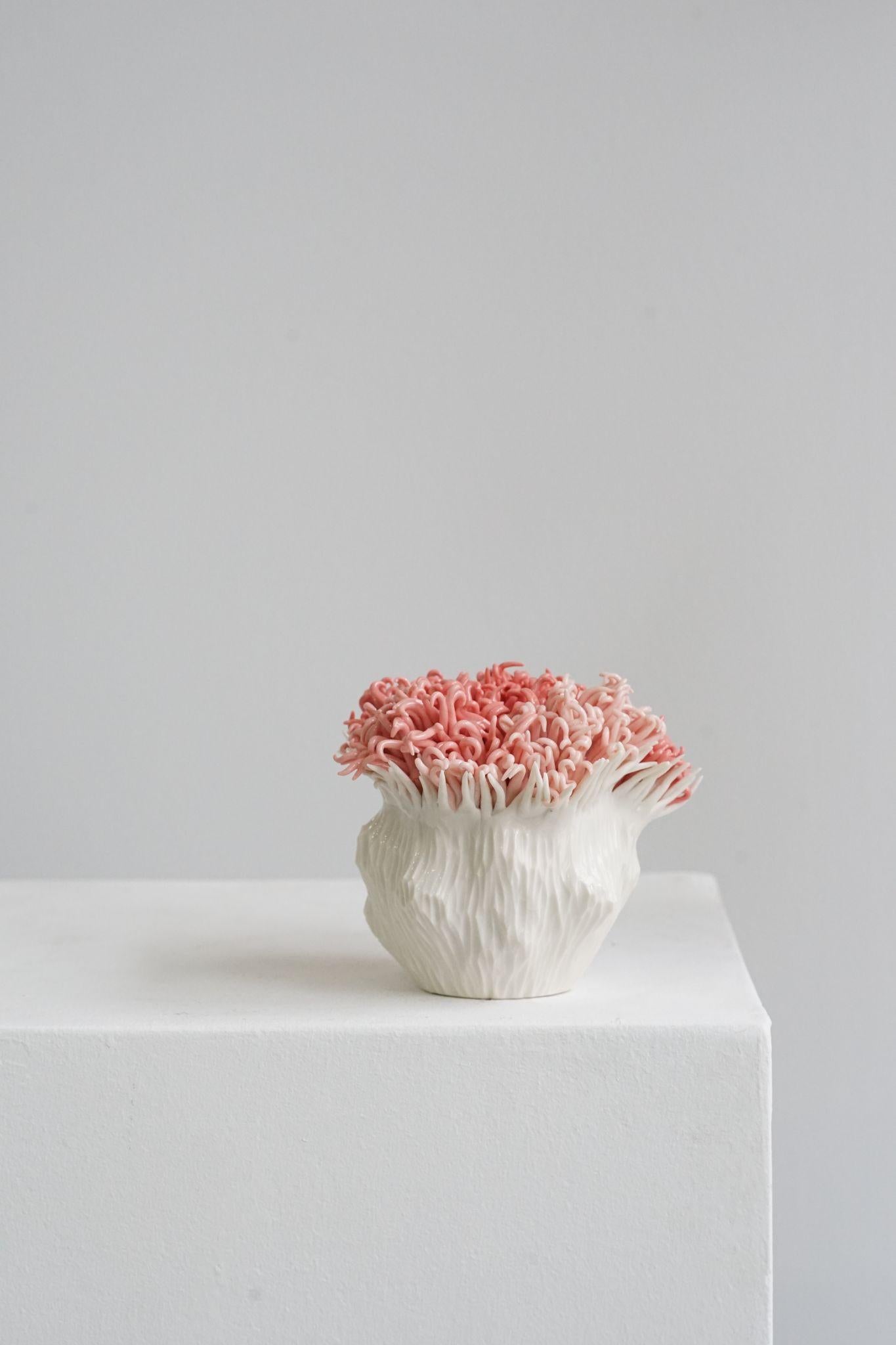 Figurative Sculpture de Mina Karwanchi - Antorcha rosa - Porcelana
