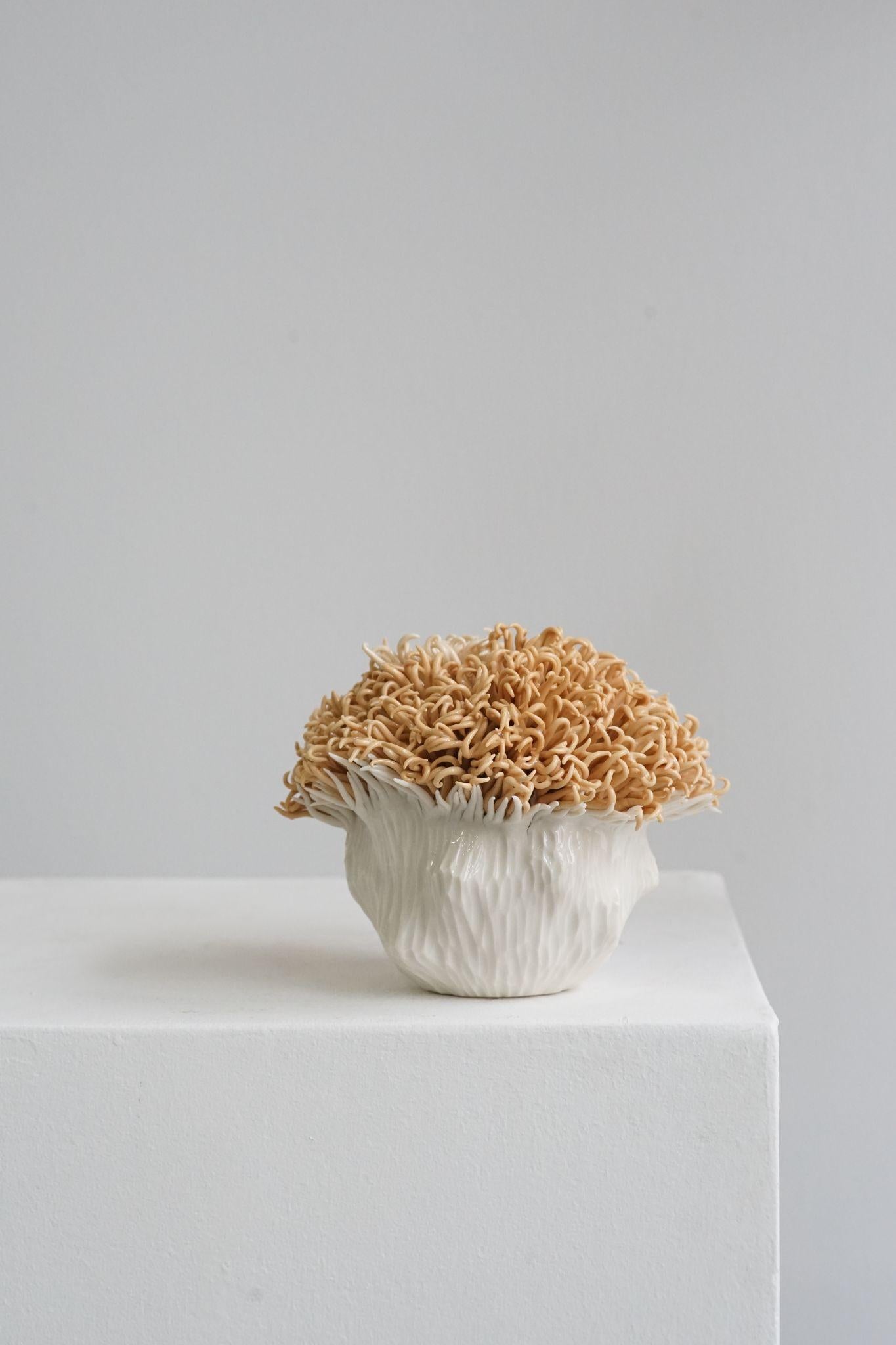 Figurative Sculpture Mina Karwanchi - Torche jaune - Porcelaine