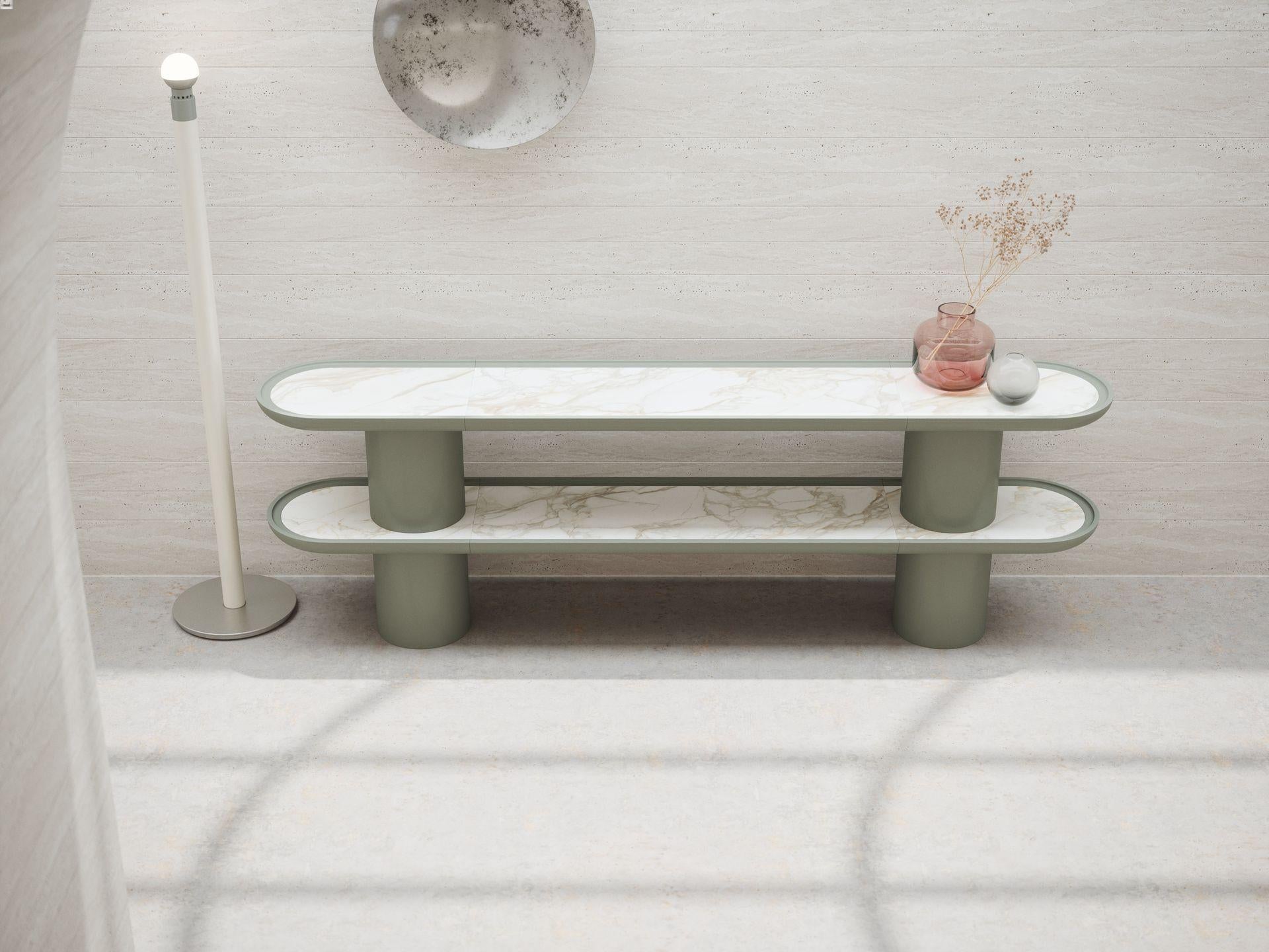 Libreria o consolle realizzata con ripiani sagomati laccati con inserti in legno su basi cilindriche in metallo laccato. E/ Grigio cemento laccato in finitura opaca con inserti in ceramica Calacatta Oro 