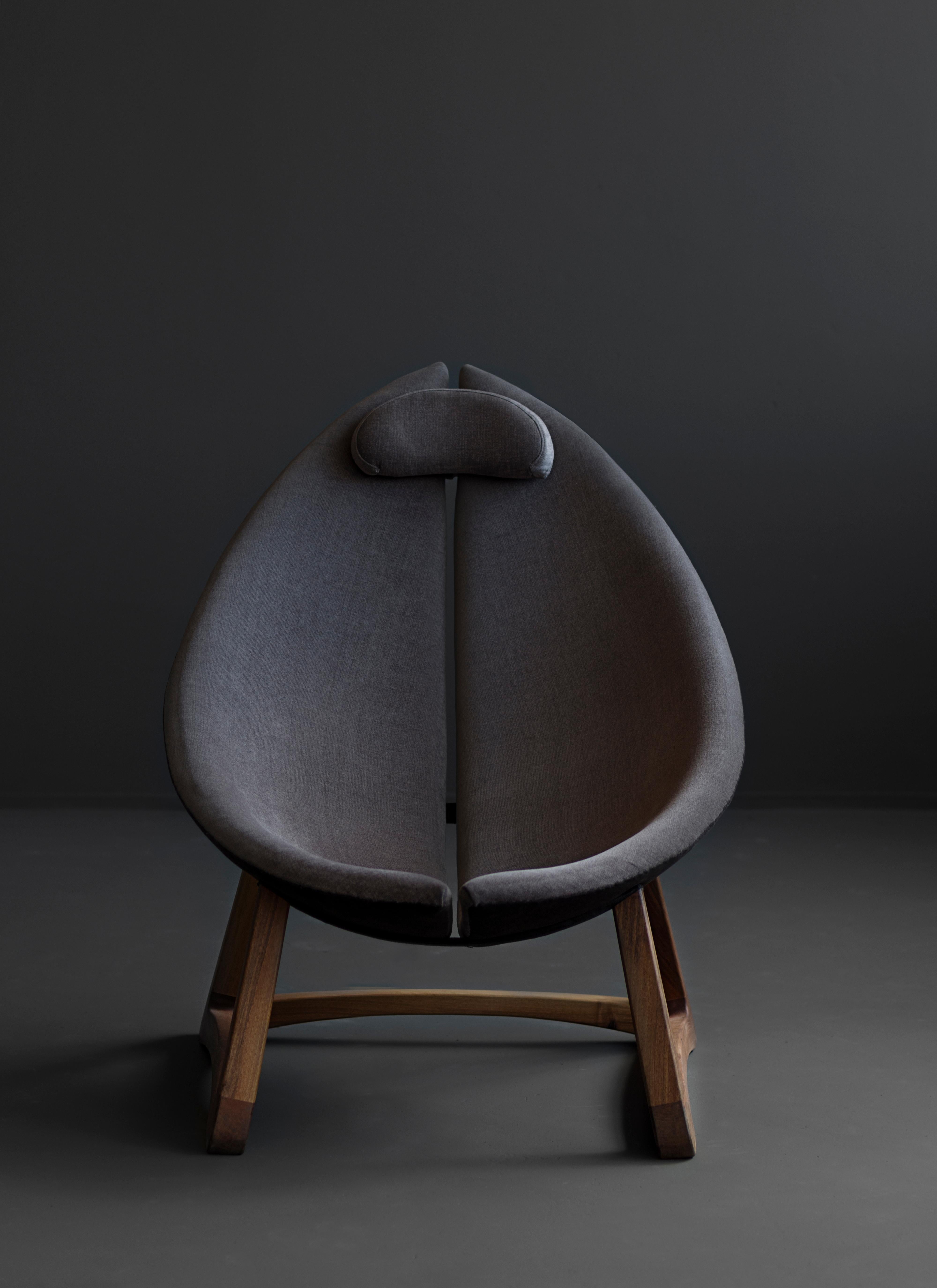 The basic characteristic of this armchair is the 