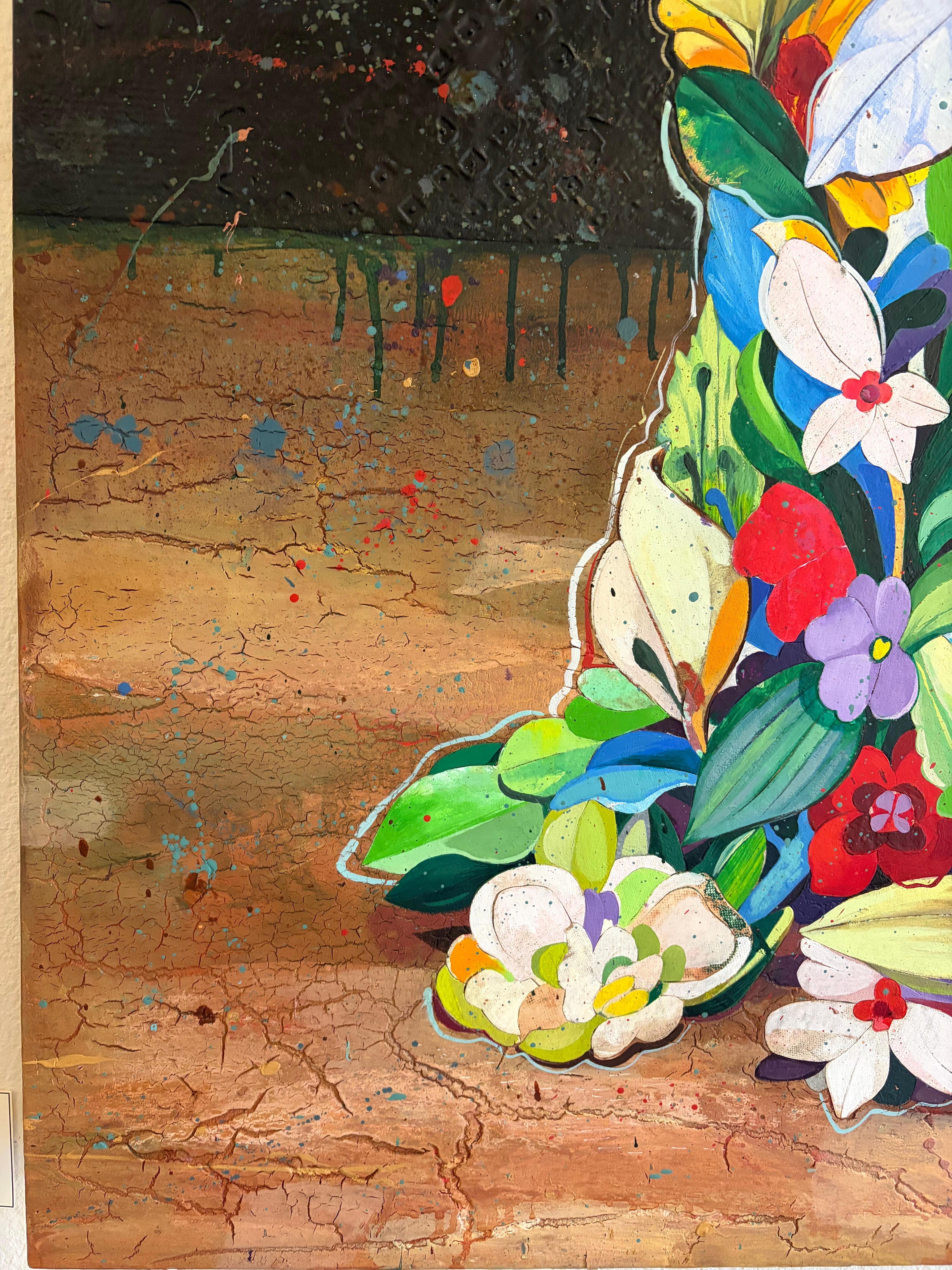 Dieses farbenfrohe und skurrile Gemälde von Minas Halaj zeigt die Silhouette eines Kaninchens, die sich aus üppigen, bunten Blumen und Blättern zusammensetzt. Vor einem tiefschwarzen, strukturierten Hintergrund scheint die florale Form vor Leben und