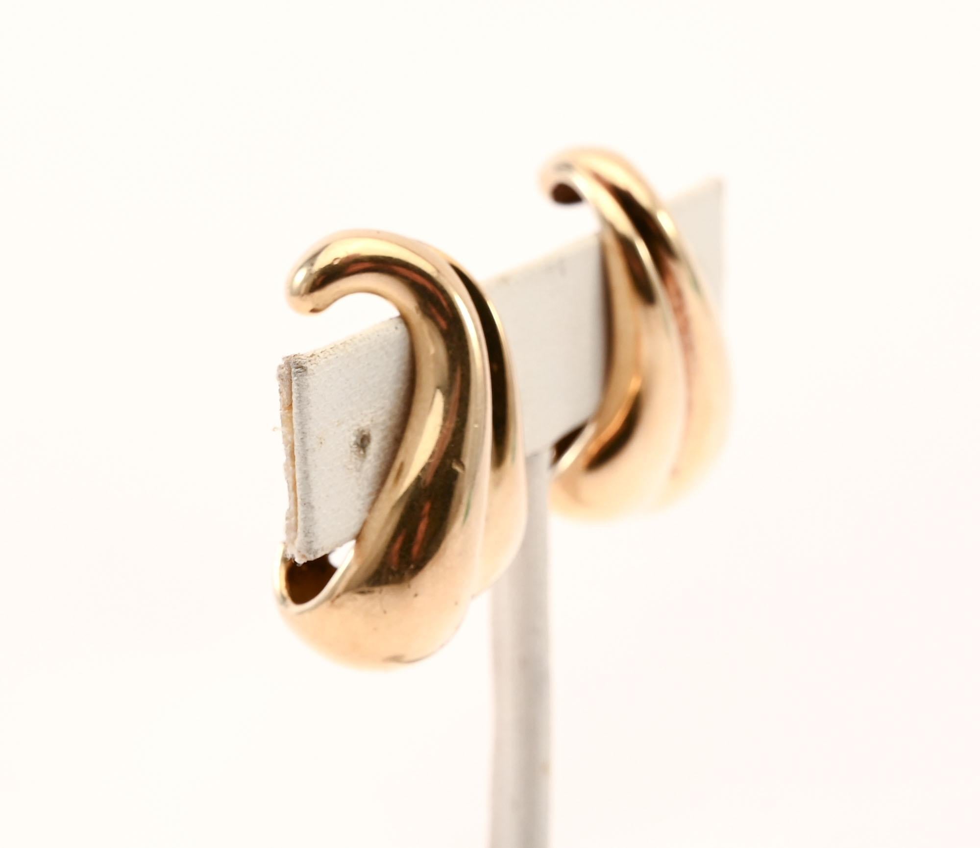 Diese biomorph geformten Ohrringe sind ein Sinnbild für das Werk des verstorbenen Schmuckdesigners Minas Spiridis. Spiridis kam 1969 nach New York City, wo er später Schmuck für Georg Jensen und Cartier entwarf. 1980 kehrte er zurück.  in seine