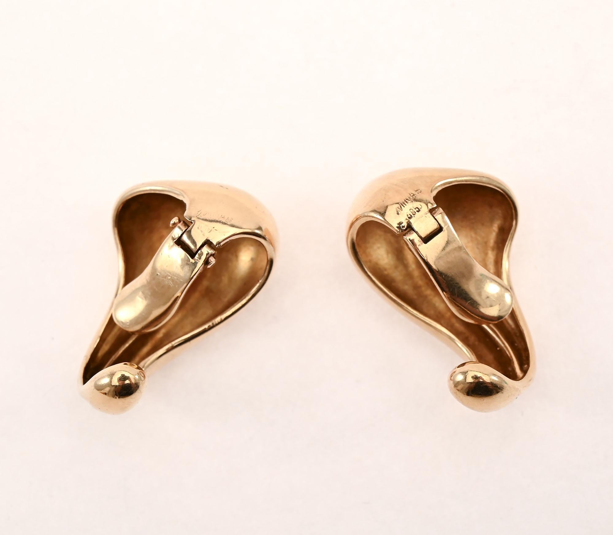 Minas Spiridis Biomorphe Ohrringe aus Gold für Damen oder Herren im Angebot